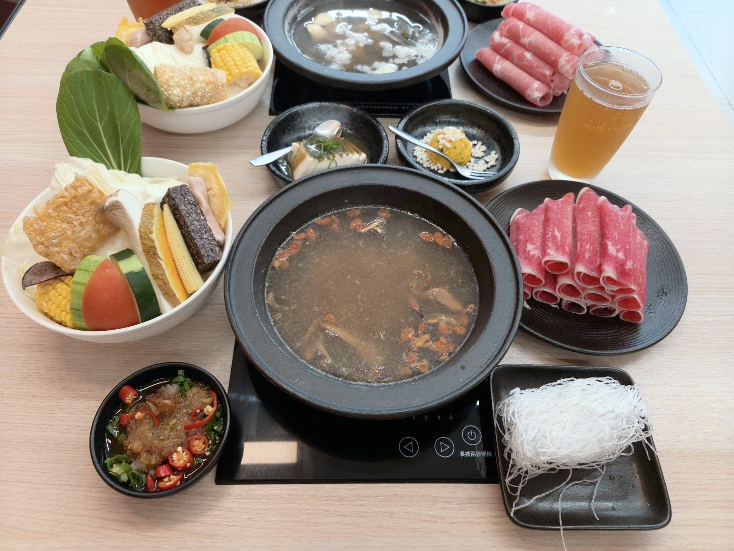 台北中山區美食|大喫鍋物-台北中山店。台式火鍋專賣~喜愛藥膳鍋的朋友快來品嚐!剝皮辣椒鍋也超推!