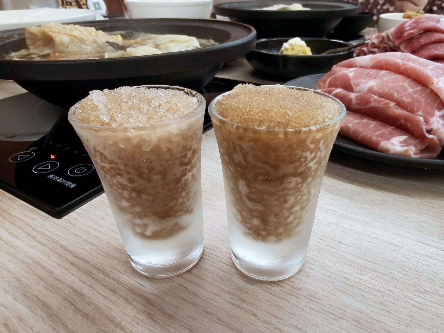 台北中山區美食|大喫鍋物-台北中山店。台式火鍋專賣~喜愛藥膳鍋的朋友快來品嚐!剝皮辣椒鍋也超推!