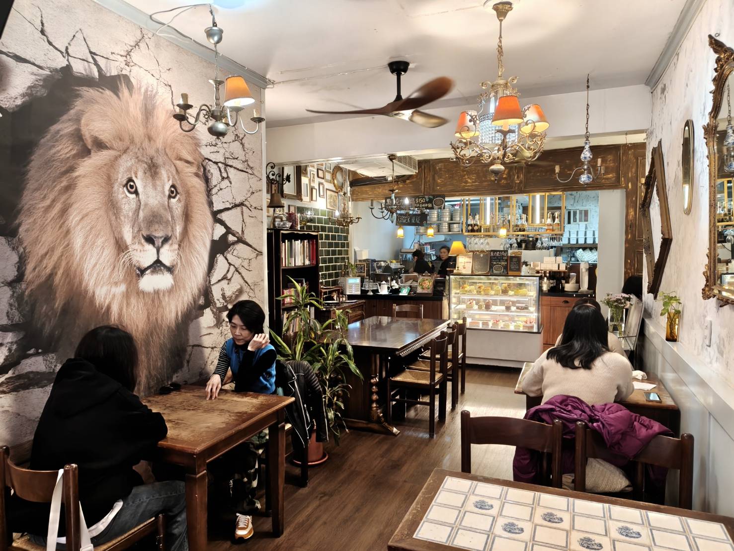 台北中山區美食|獅子餐桌 LION’S TABLE。季節限定~高塔般的草苺鬆餅聖代!鬆餅相當酥脆、奶油絲滑不甜不膩! - 第3張圖 台北中山區美食|獅子餐桌 LION’S TABLE。季節限定~高塔般的草苺鬆餅聖代!鬆餅相當酥脆、奶油絲滑不甜不膩!