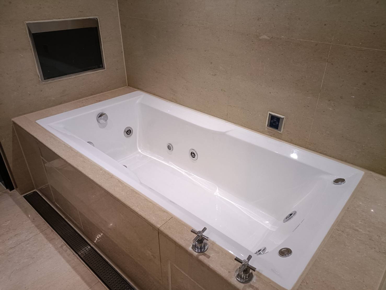 天閣酒店 台中館 THE Tango Hotels。天威客房、天鷹套房,房內迷你吧皆可免費使用、客房浴室皆附有按摩浴缸和電視喔! - 第22張圖 天閣酒店 台中館 THE Tango Hotels。天威客房、天鷹套房,房內迷你吧皆可免費使用、客房浴室皆附有按摩浴缸和電視喔!