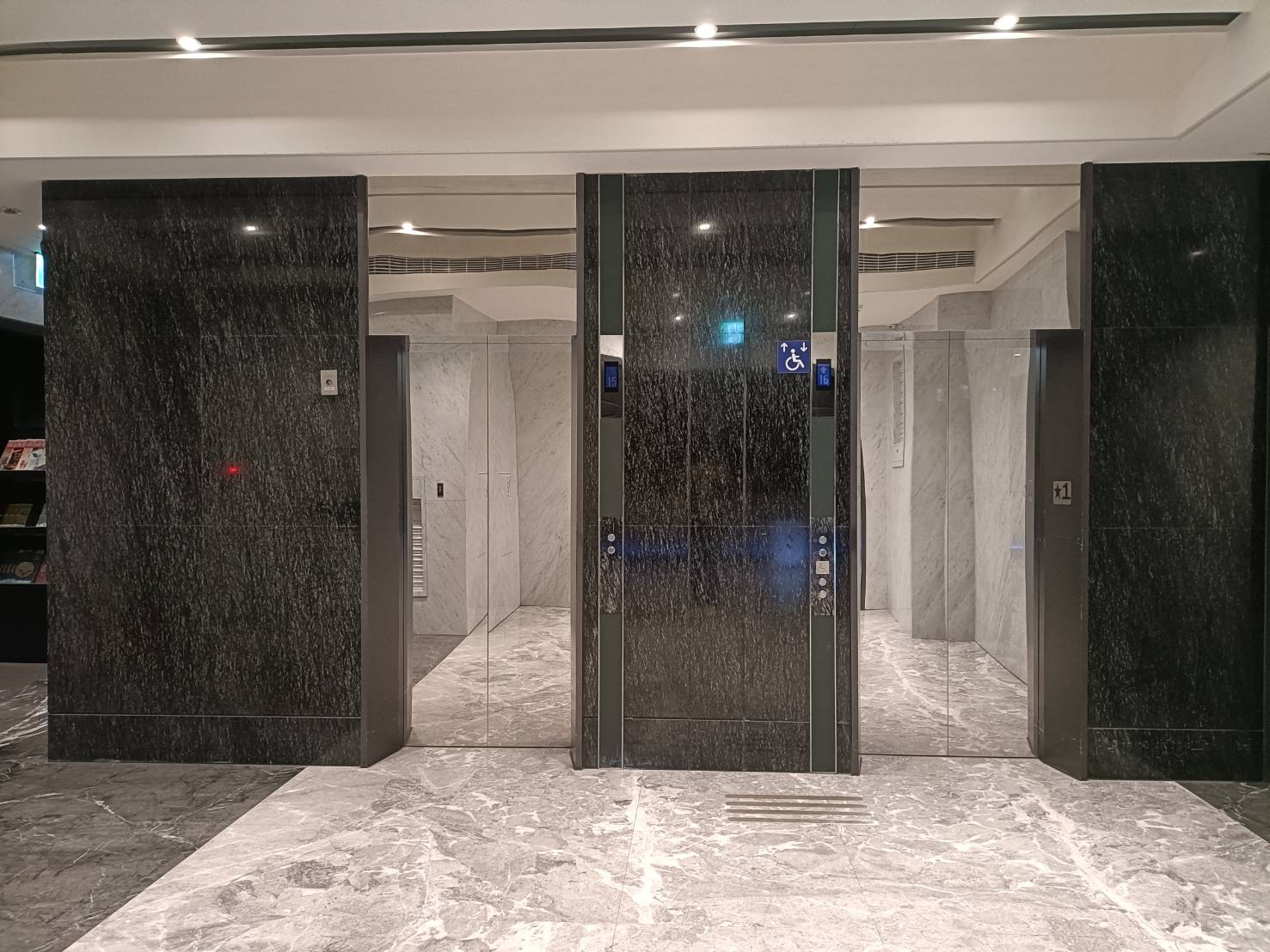 天閣酒店 台中館 THE Tango Hotels。天威客房、天鷹套房,房內迷你吧皆可免費使用、客房浴室皆附有按摩浴缸和電視喔! - 第2張圖 天閣酒店 台中館 THE Tango Hotels。天威客房、天鷹套房,房內迷你吧皆可免費使用、客房浴室皆附有按摩浴缸和電視喔!