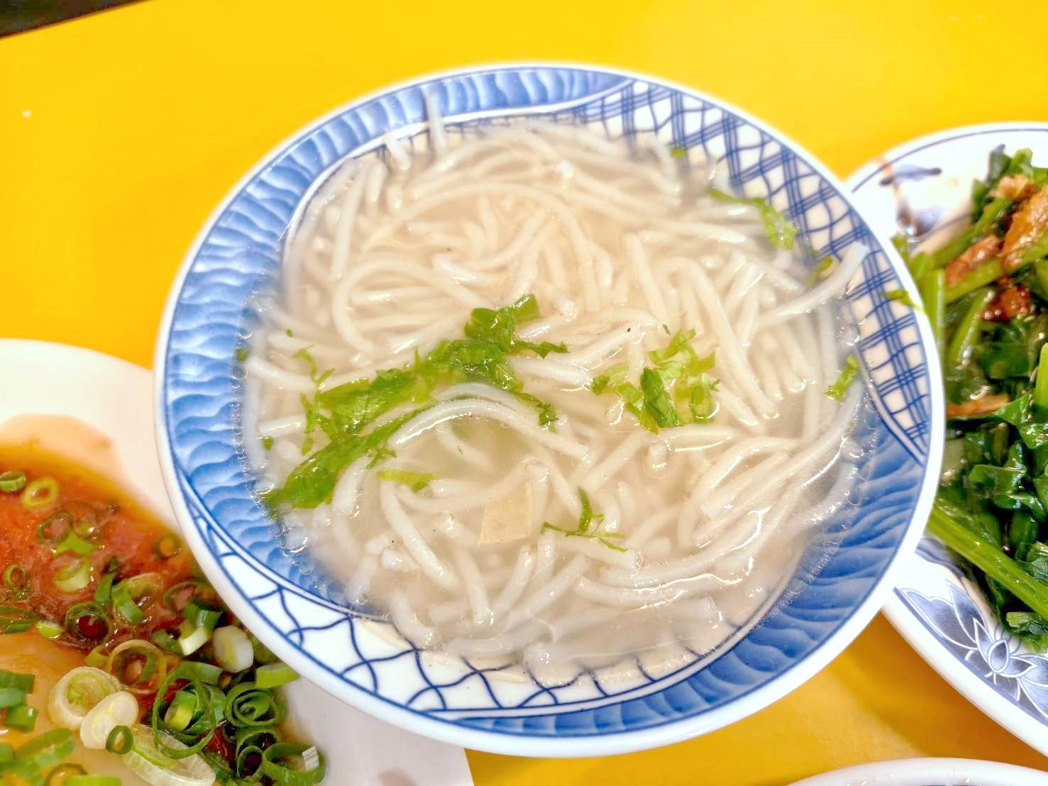 萬華小吃|古早味鹹粥米粉湯。炸海鮮綜合、紅燒肉、豆腐都是必點中的必點!