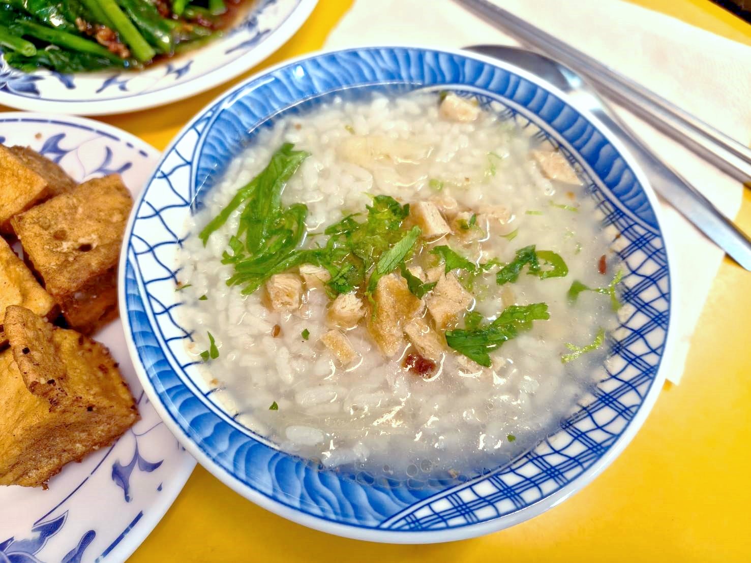 萬華小吃|古早味鹹粥米粉湯。炸海鮮綜合、紅燒肉、豆腐都是必點中的必點!