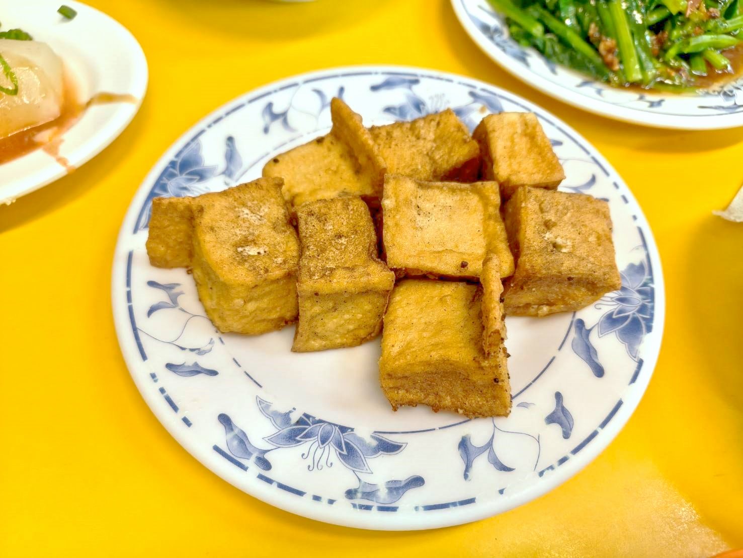 萬華小吃|古早味鹹粥米粉湯。炸海鮮綜合、紅燒肉、豆腐都是必點中的必點!
