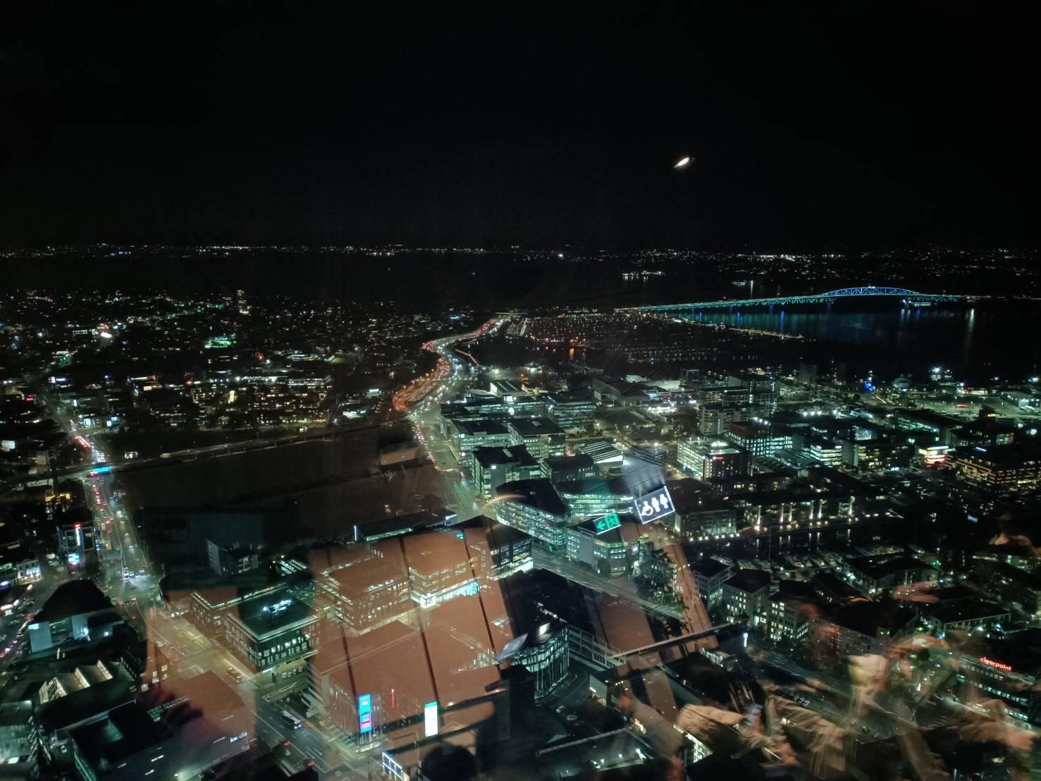2025紐西蘭|奧克蘭天空塔Sky Tower Orbit 360° Dining 旋轉餐廳。白天看日景、黃昏看夕陽、入夜看夜景，一次三時段通通看的見!