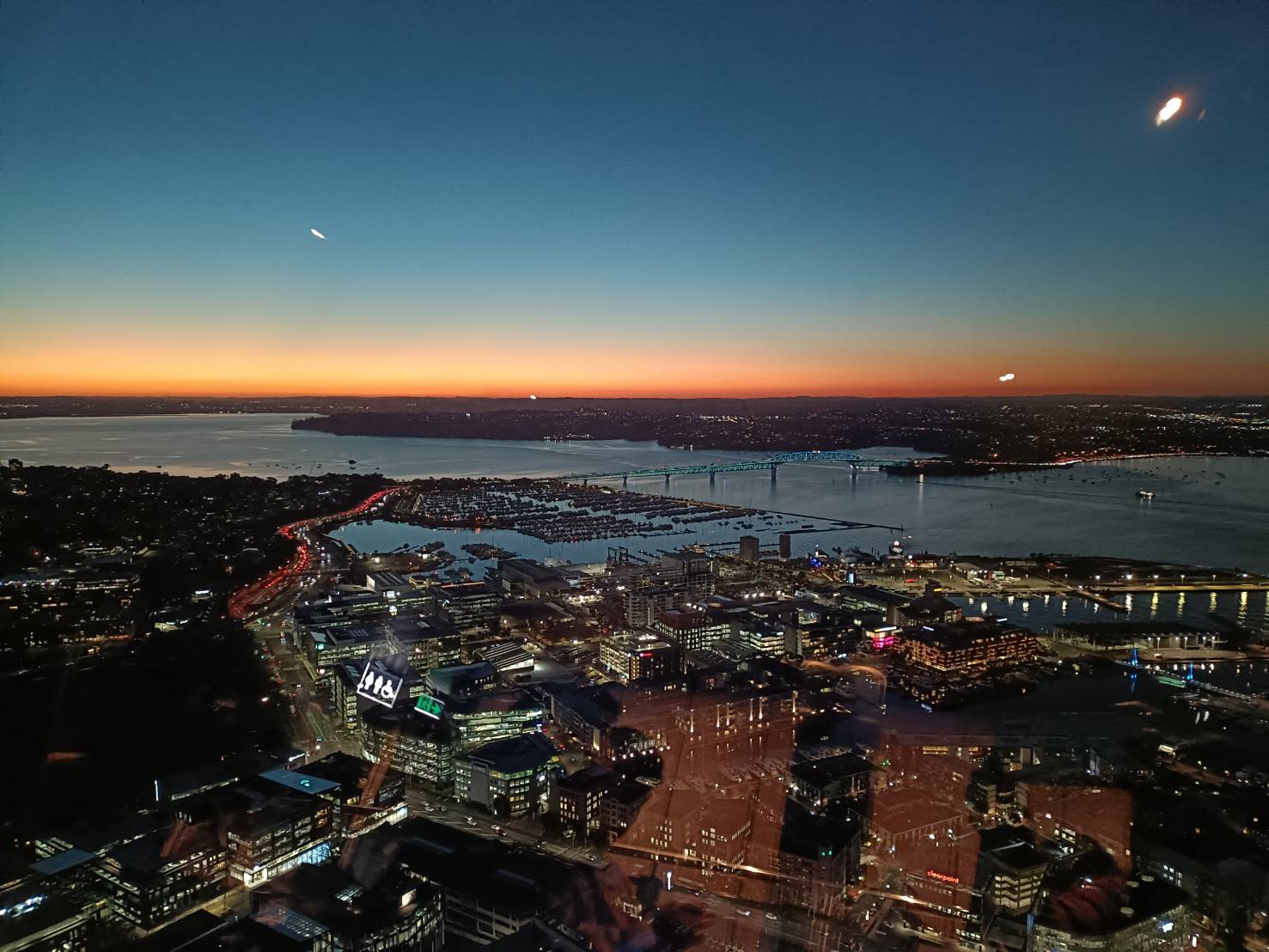 2025紐西蘭|奧克蘭天空塔Sky Tower Orbit 360° Dining 旋轉餐廳。白天看日景、黃昏看夕陽、入夜看夜景，一次三時段通通看的見!