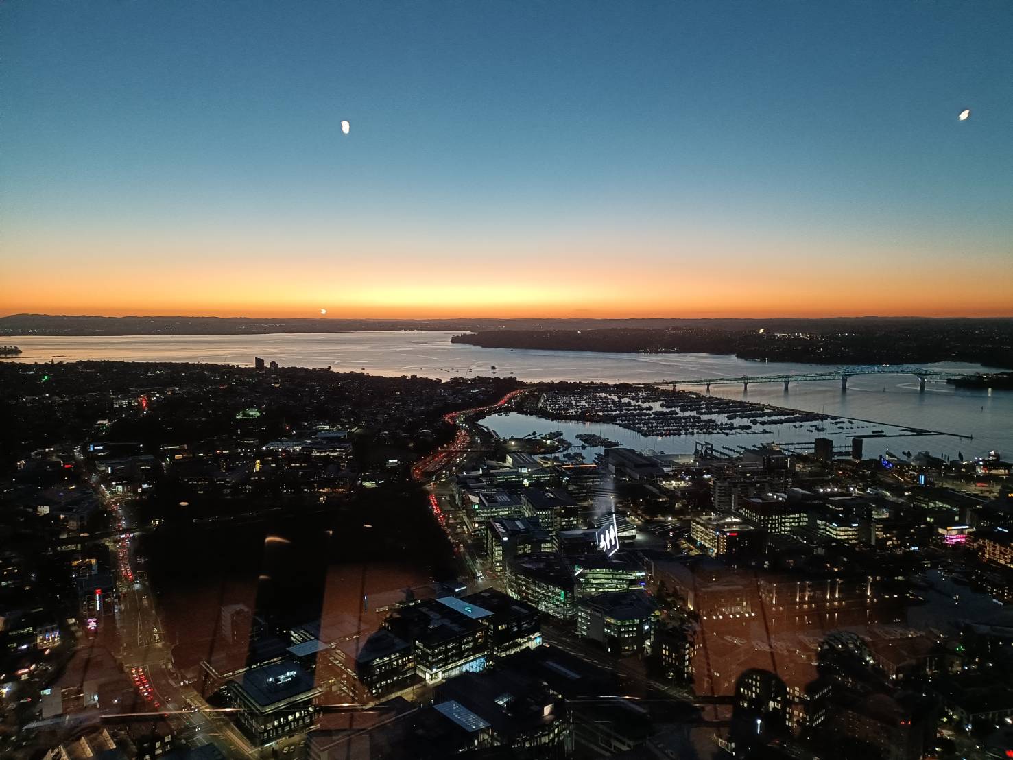 2025紐西蘭|奧克蘭天空塔Sky Tower Orbit 360° Dining 旋轉餐廳。白天看日景、黃昏看夕陽、入夜看夜景，一次三時段通通看的見!