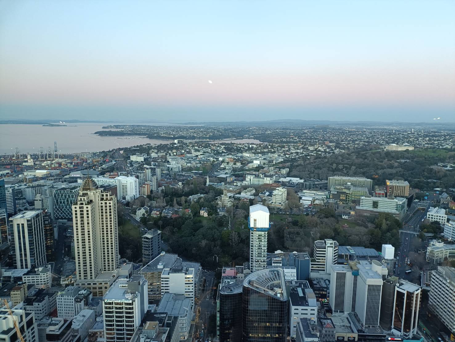 2025紐西蘭|奧克蘭天空塔Sky Tower Orbit 360° Dining 旋轉餐廳。白天看日景、黃昏看夕陽、入夜看夜景，一次三時段通通看的見!