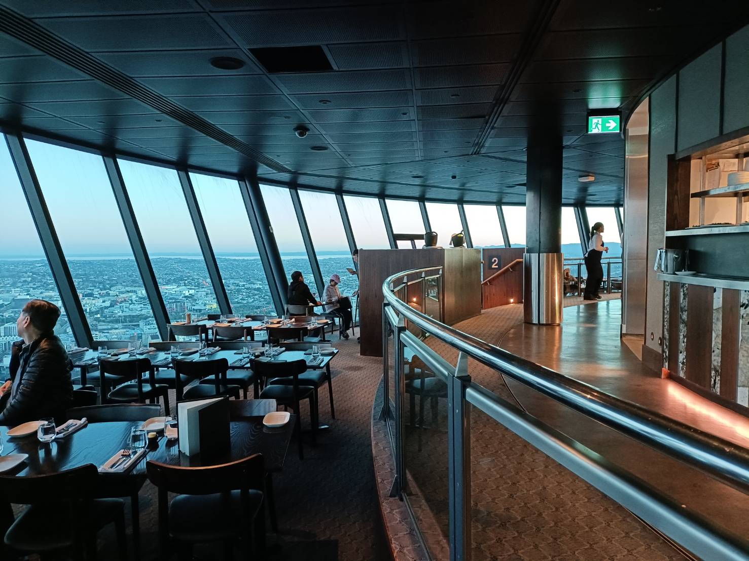 2025紐西蘭|奧克蘭天空塔Sky Tower Orbit 360° Dining 旋轉餐廳。白天看日景、黃昏看夕陽、入夜看夜景，一次三時段通通看的見!
