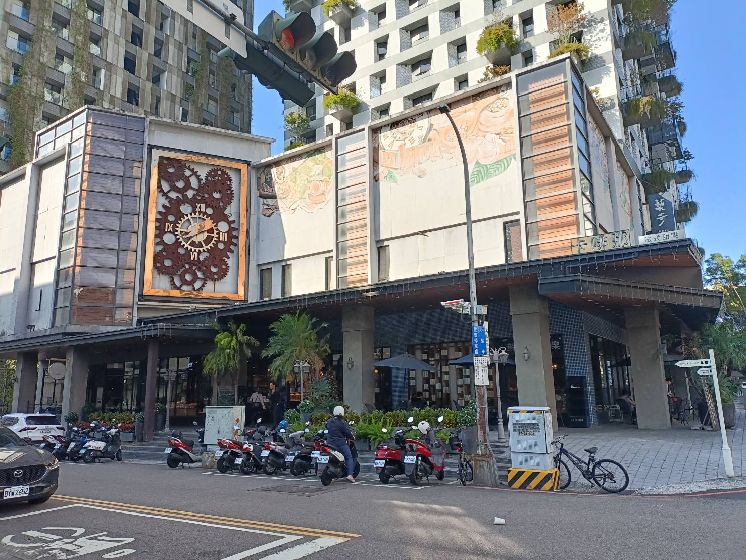 台中咖啡廳|卡啡那大墩館。英系咖啡館融合韓式咖啡的流行原素~提供輕食、法式甜點，內用不限時喔!