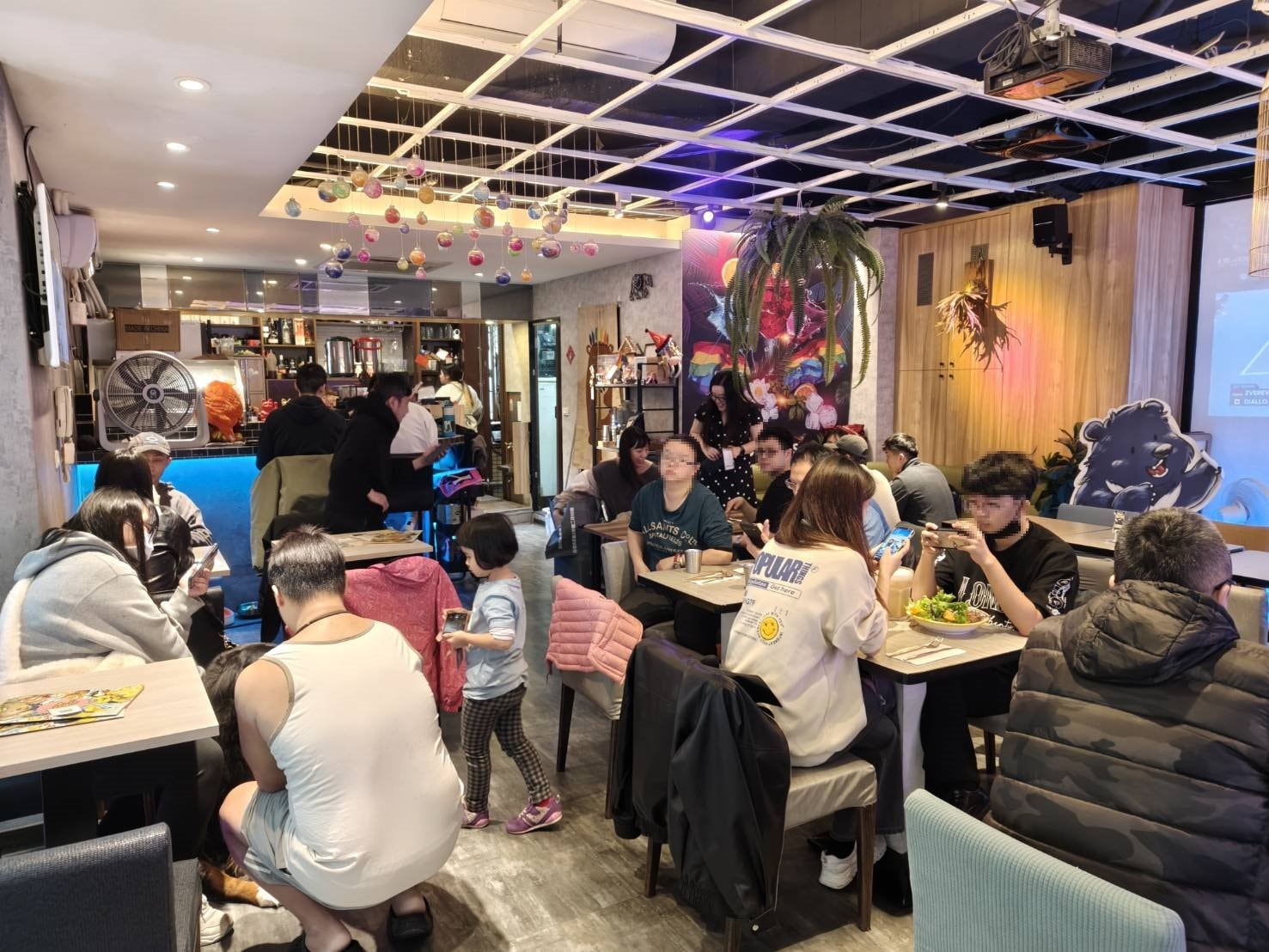 台北西門町美食|BearJunkies熊飲(早午餐＆酒吧)。平價、超大份量的早午餐，擼狗派的你請找店長春桃療癒一下喔!