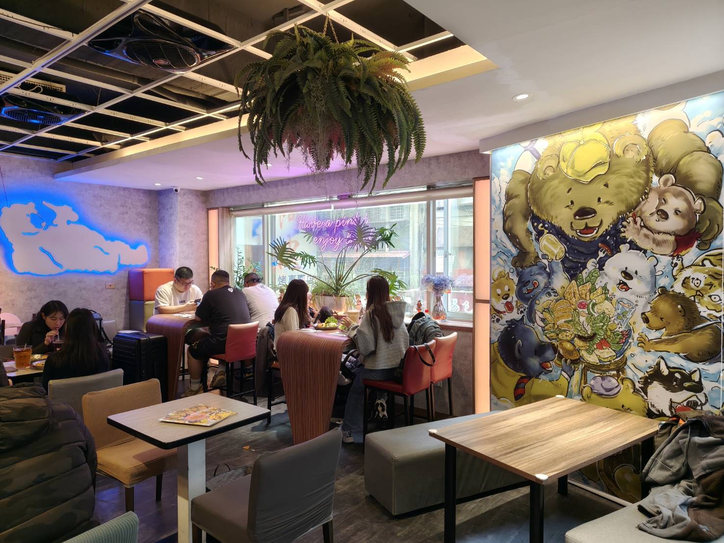 台北西門町美食|BearJunkies熊飲(早午餐＆酒吧)。平價、超大份量的早午餐，擼狗派的你請找店長春桃療癒一下喔!