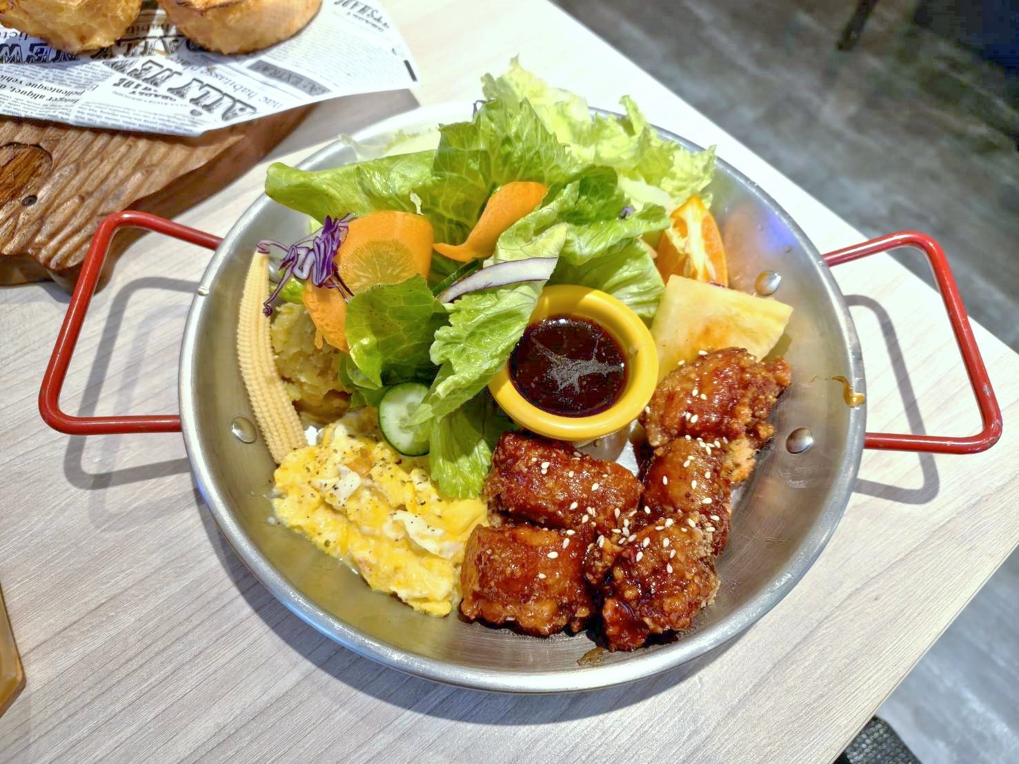 台北西門町美食|BearJunkies熊飲(早午餐＆酒吧)。平價、超大份量的早午餐，擼狗派的你請找店長春桃療癒一下喔!
