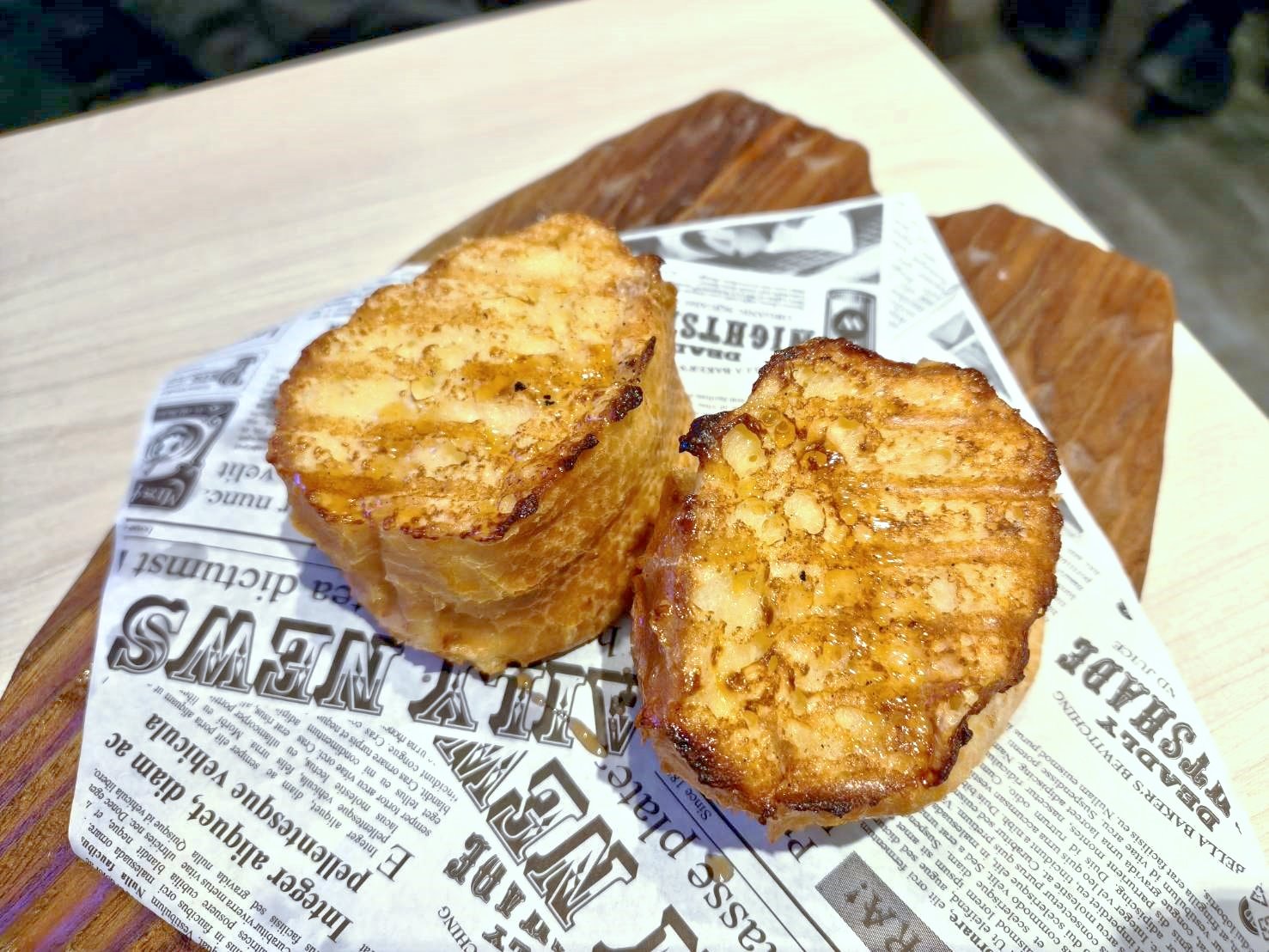 台北西門町美食|BearJunkies熊飲(早午餐＆酒吧)。平價、超大份量的早午餐，擼狗派的你請找店長春桃療癒一下喔!