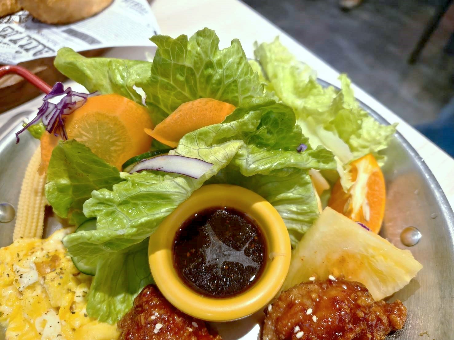 台北西門町美食|BearJunkies熊飲(早午餐＆酒吧)。平價、超大份量的早午餐，擼狗派的你請找店長春桃療癒一下喔!