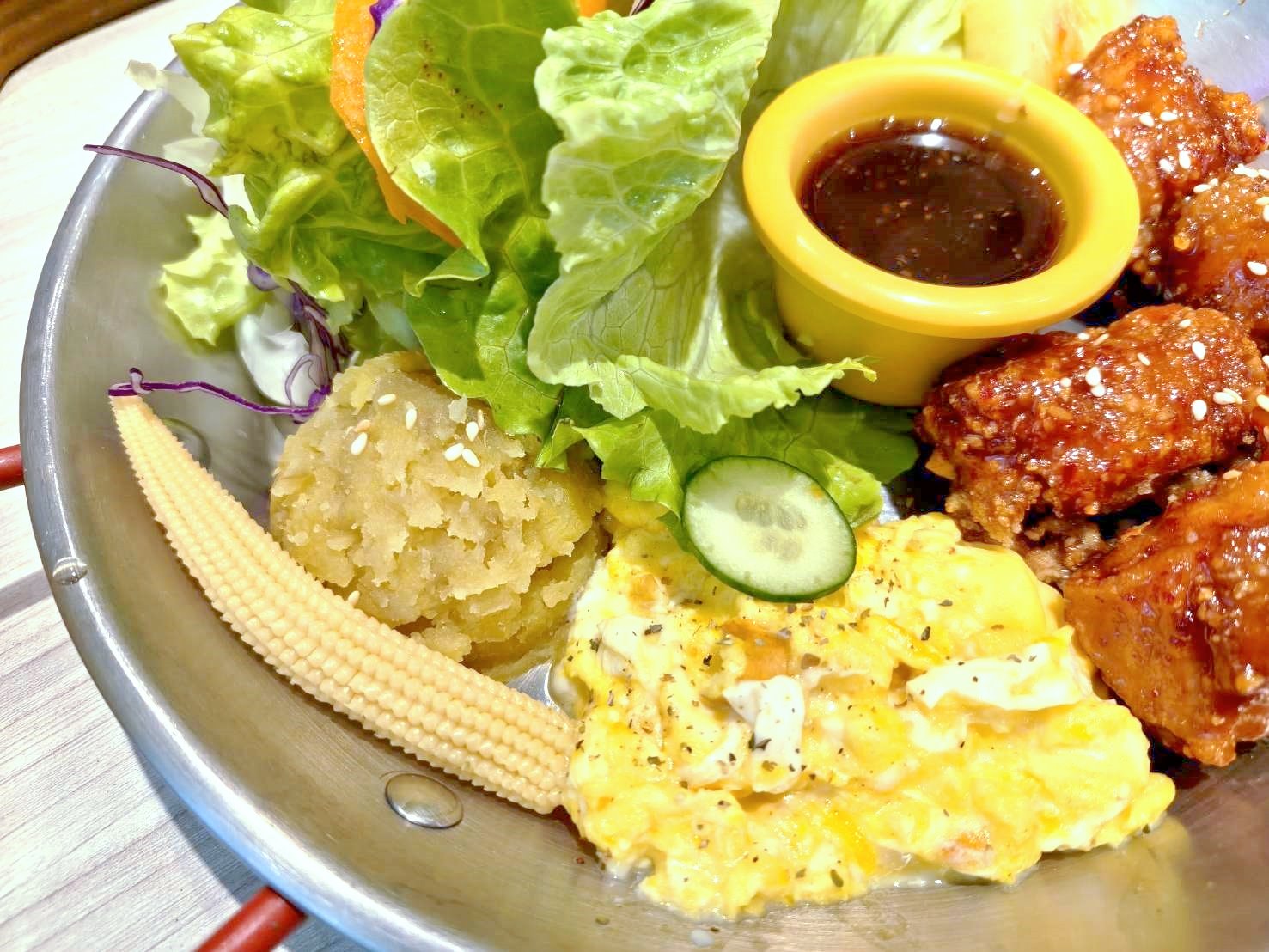 台北西門町美食|BearJunkies熊飲(早午餐＆酒吧)。平價、超大份量的早午餐，擼狗派的你請找店長春桃療癒一下喔!