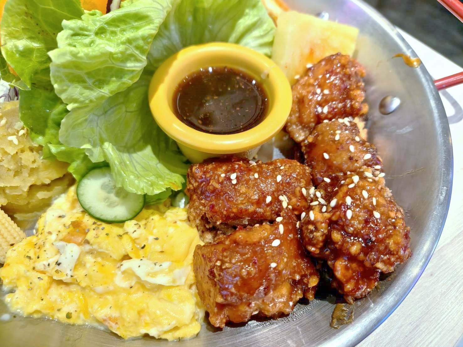 台北西門町美食|BearJunkies熊飲(早午餐＆酒吧)。平價、超大份量的早午餐，擼狗派的你請找店長春桃療癒一下喔!