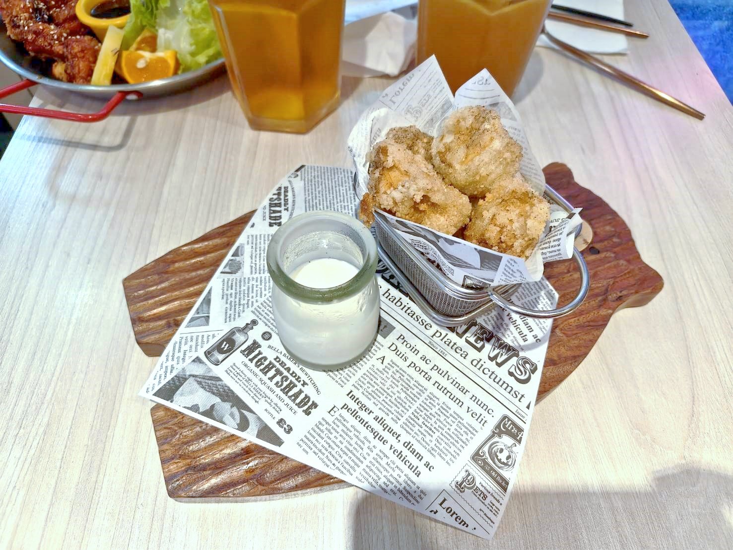 台北西門町美食|BearJunkies熊飲(早午餐＆酒吧)。平價、超大份量的早午餐，擼狗派的你請找店長春桃療癒一下喔!