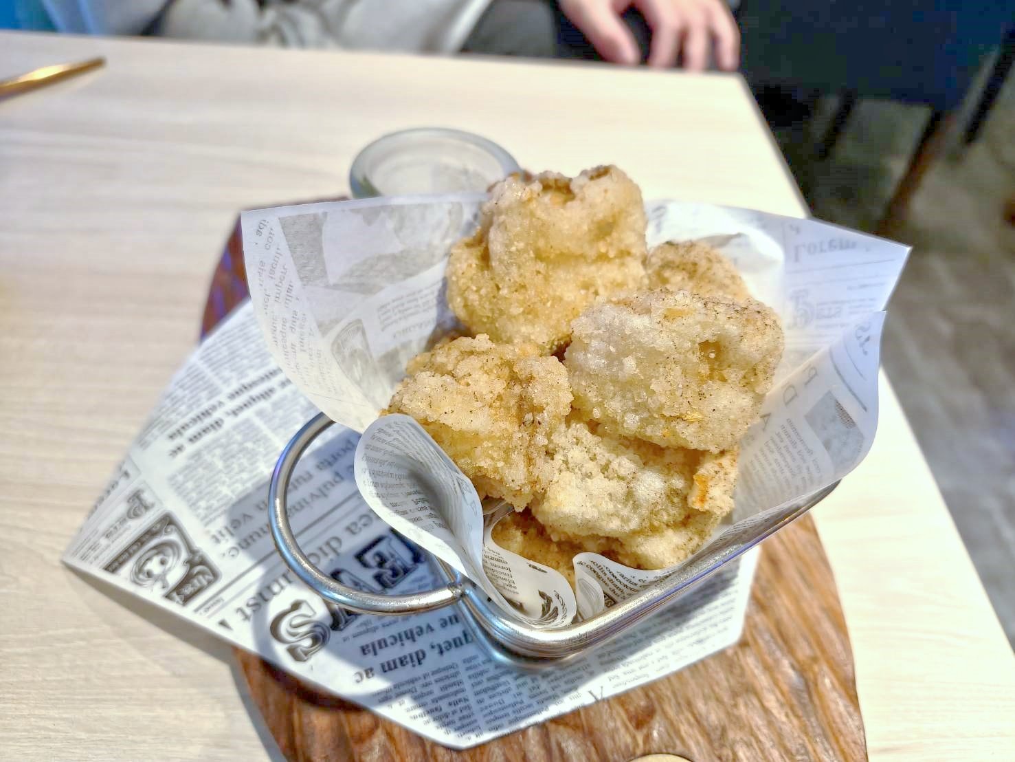 台北西門町美食|BearJunkies熊飲(早午餐＆酒吧)。平價、超大份量的早午餐，擼狗派的你請找店長春桃療癒一下喔!