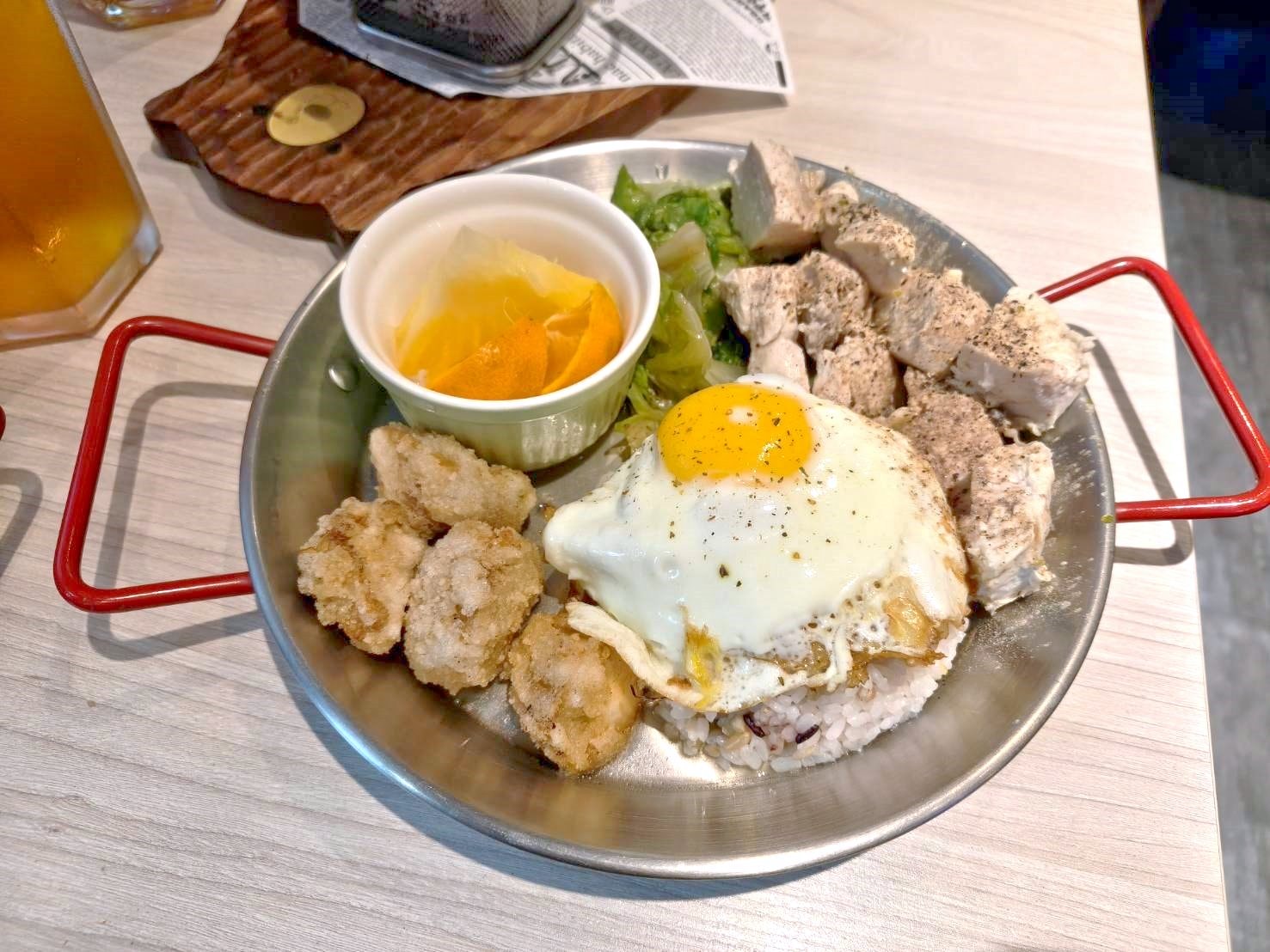 台北西門町美食|BearJunkies熊飲(早午餐＆酒吧)。平價、超大份量的早午餐，擼狗派的你請找店長春桃療癒一下喔!