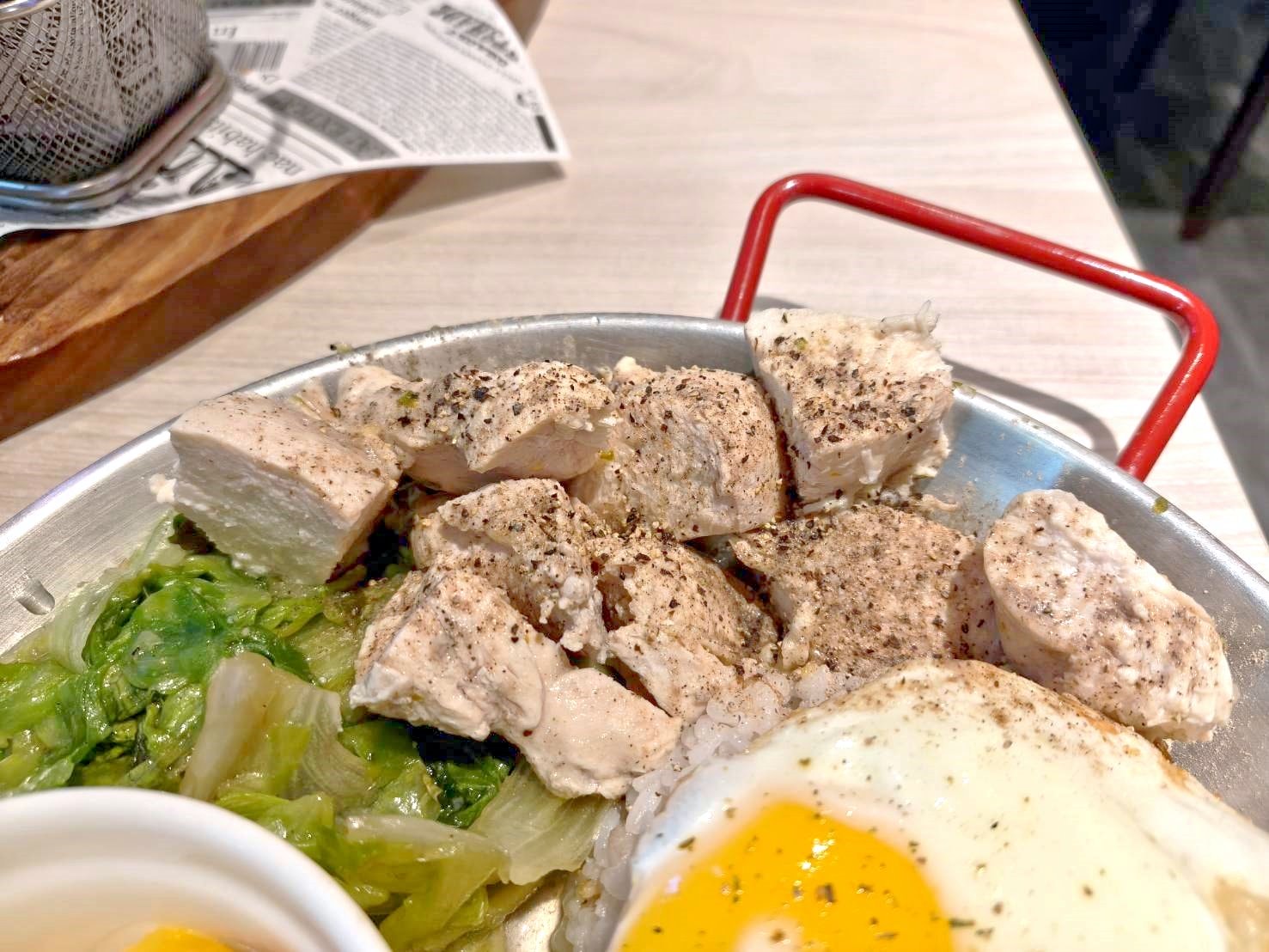 台北西門町美食|BearJunkies熊飲(早午餐＆酒吧)。平價、超大份量的早午餐，擼狗派的你請找店長春桃療癒一下喔!