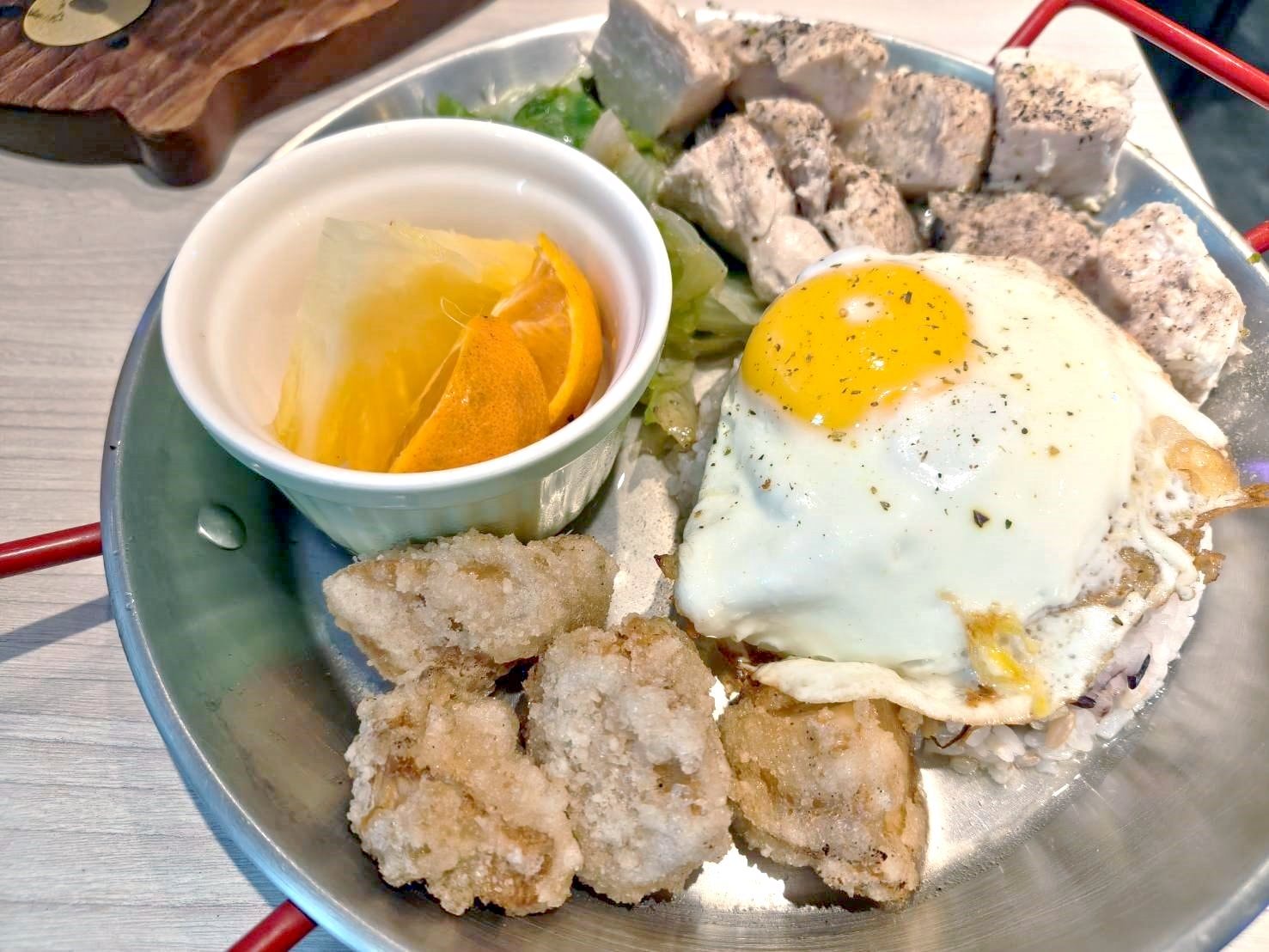 台北西門町美食|BearJunkies熊飲(早午餐＆酒吧)。平價、超大份量的早午餐，擼狗派的你請找店長春桃療癒一下喔!