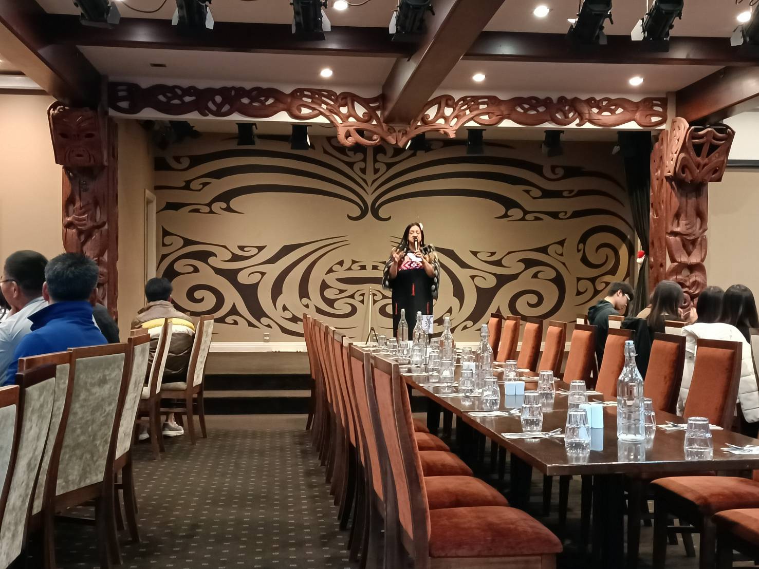 2025紐西蘭|羅托魯瓦卓越酒店 Distinction Hotel Rotorua。毛利族歌舞表演+原住民風味自助餐!