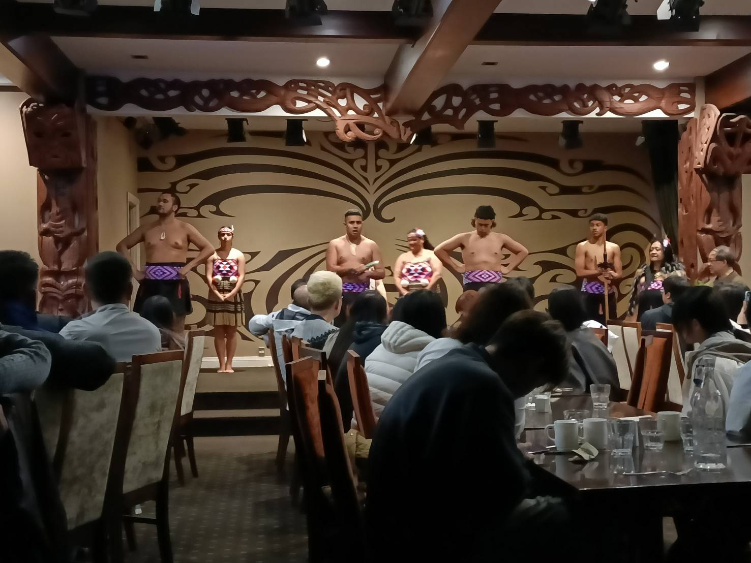 2025紐西蘭|羅托魯瓦卓越酒店 Distinction Hotel Rotorua。毛利族歌舞表演+原住民風味自助餐!