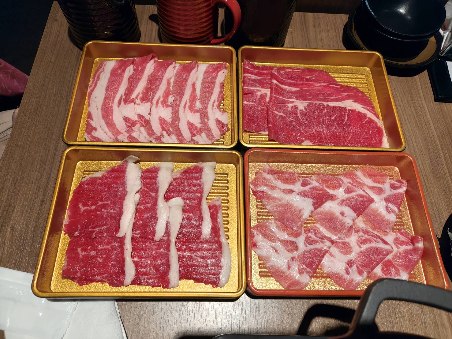 台北信義區美食|六松今苑-壽喜燒/鍋物 食べ放題。不止讓你肉品吃到飽、蔬菜、飲料、冰淇淋、生甜甜圈、各式酒類都讓你吃到飽!