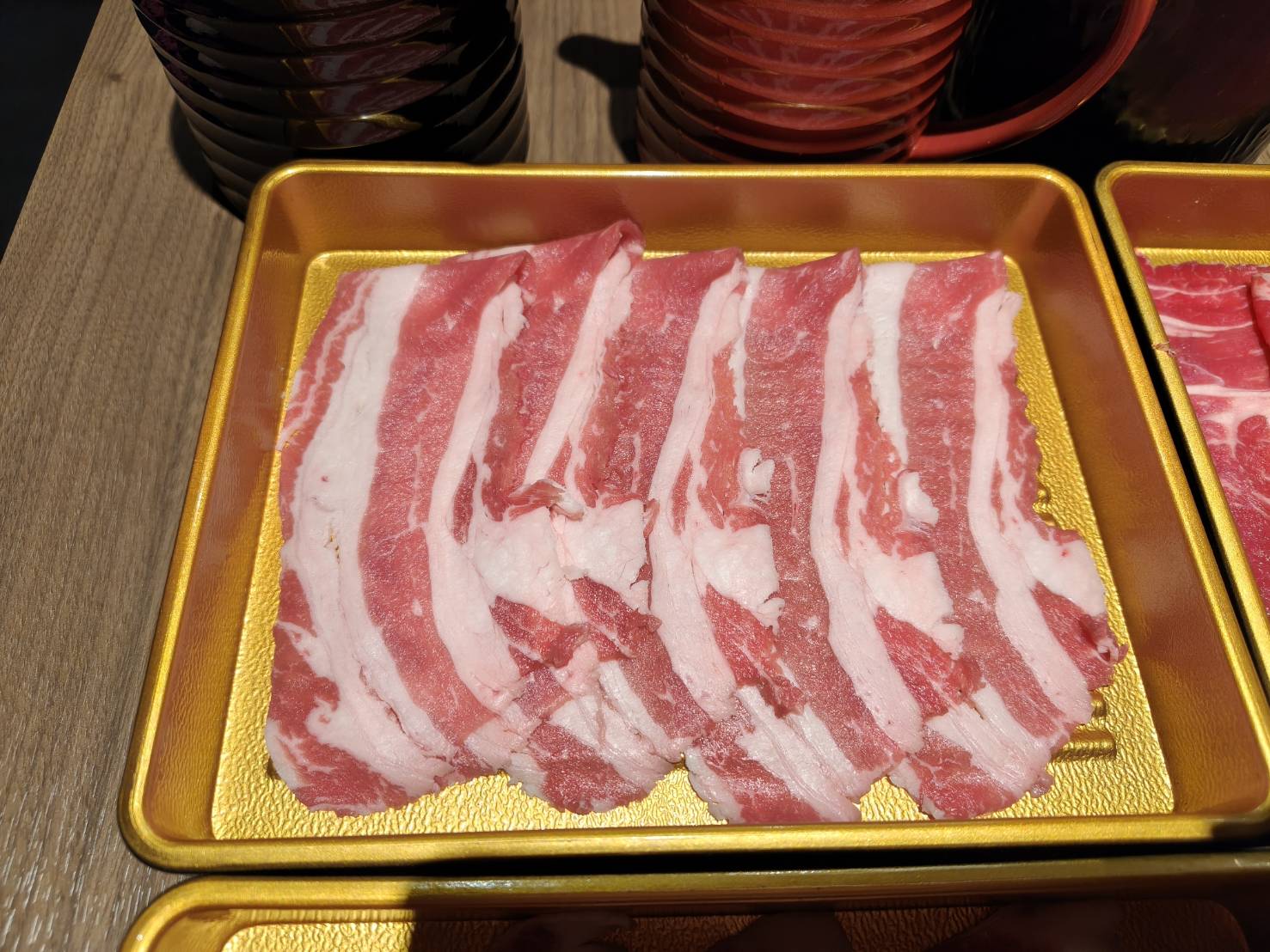 台北信義區美食|六松今苑-壽喜燒/鍋物 食べ放題。不止讓你肉品吃到飽、蔬菜、飲料、冰淇淋、生甜甜圈、各式酒類都讓你吃到飽!
