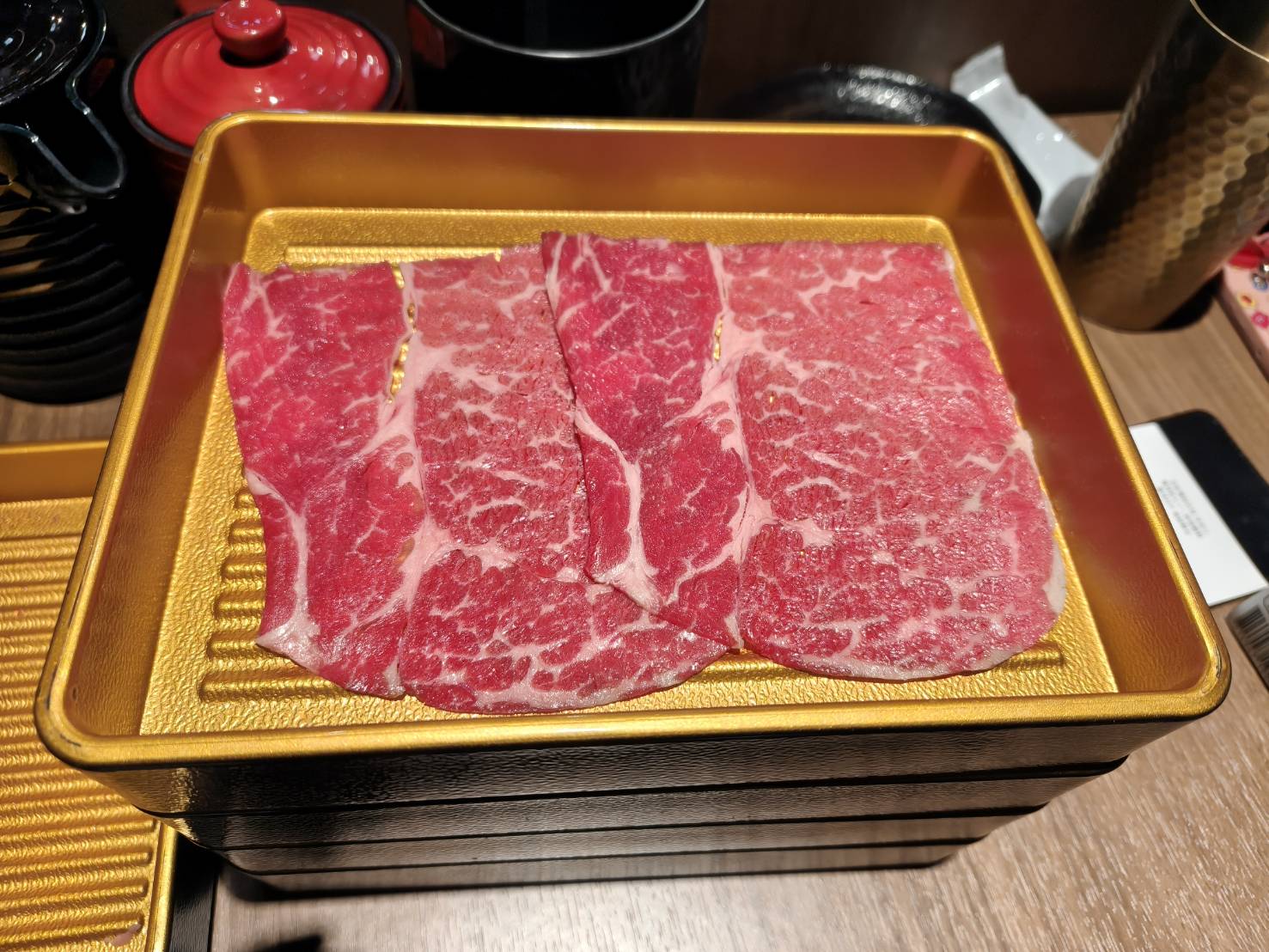 台北信義區美食|六松今苑-壽喜燒/鍋物 食べ放題。不止讓你肉品吃到飽、蔬菜、飲料、冰淇淋、生甜甜圈、各式酒類都讓你吃到飽!