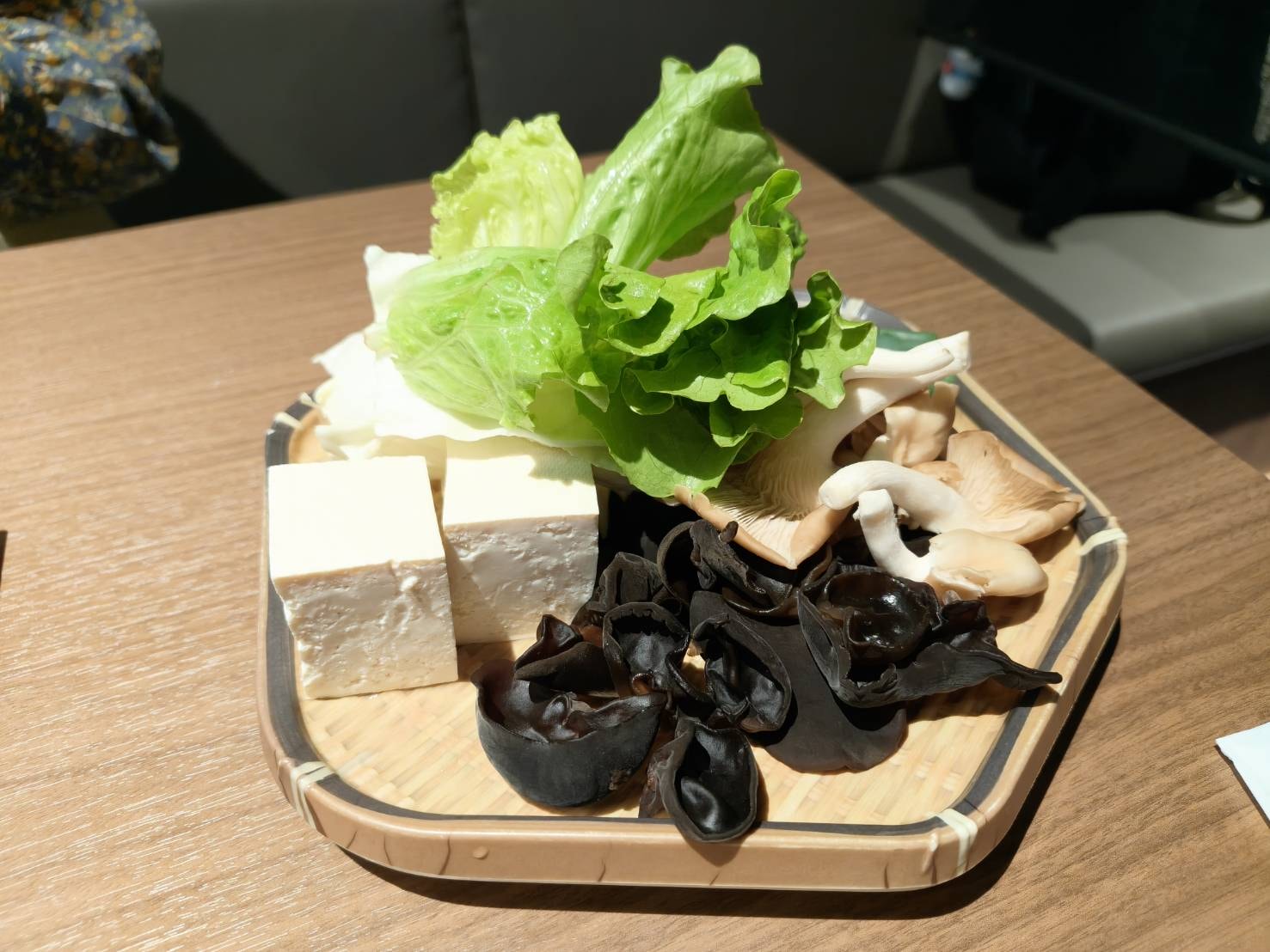 台北信義區美食|六松今苑-壽喜燒/鍋物 食べ放題。不止讓你肉品吃到飽、蔬菜、飲料、冰淇淋、生甜甜圈、各式酒類都讓你吃到飽!
