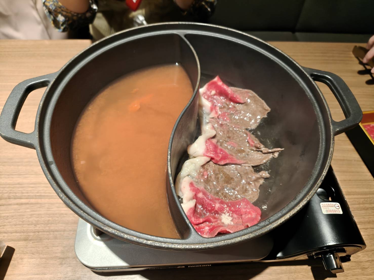 台北信義區美食|六松今苑-壽喜燒/鍋物 食べ放題。不止讓你肉品吃到飽、蔬菜、飲料、冰淇淋、生甜甜圈、各式酒類都讓你吃到飽!