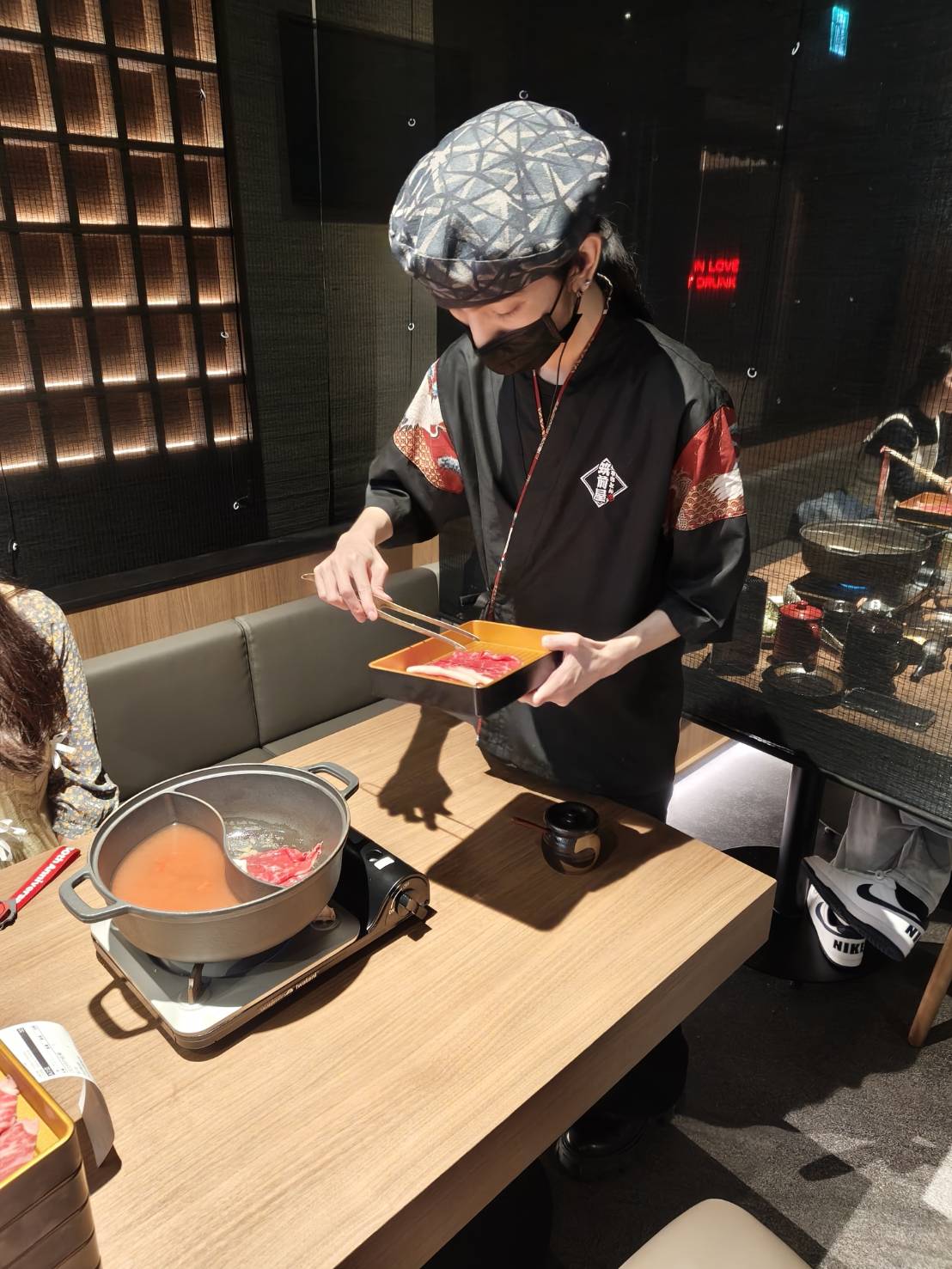 台北信義區美食|六松今苑-壽喜燒/鍋物 食べ放題。不止讓你肉品吃到飽、蔬菜、飲料、冰淇淋、生甜甜圈、各式酒類都讓你吃到飽!