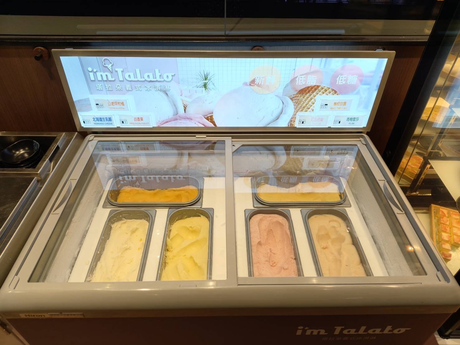 台北信義區美食|六松今苑-壽喜燒/鍋物 食べ放題。不止讓你肉品吃到飽、蔬菜、飲料、冰淇淋、生甜甜圈、各式酒類都讓你吃到飽!