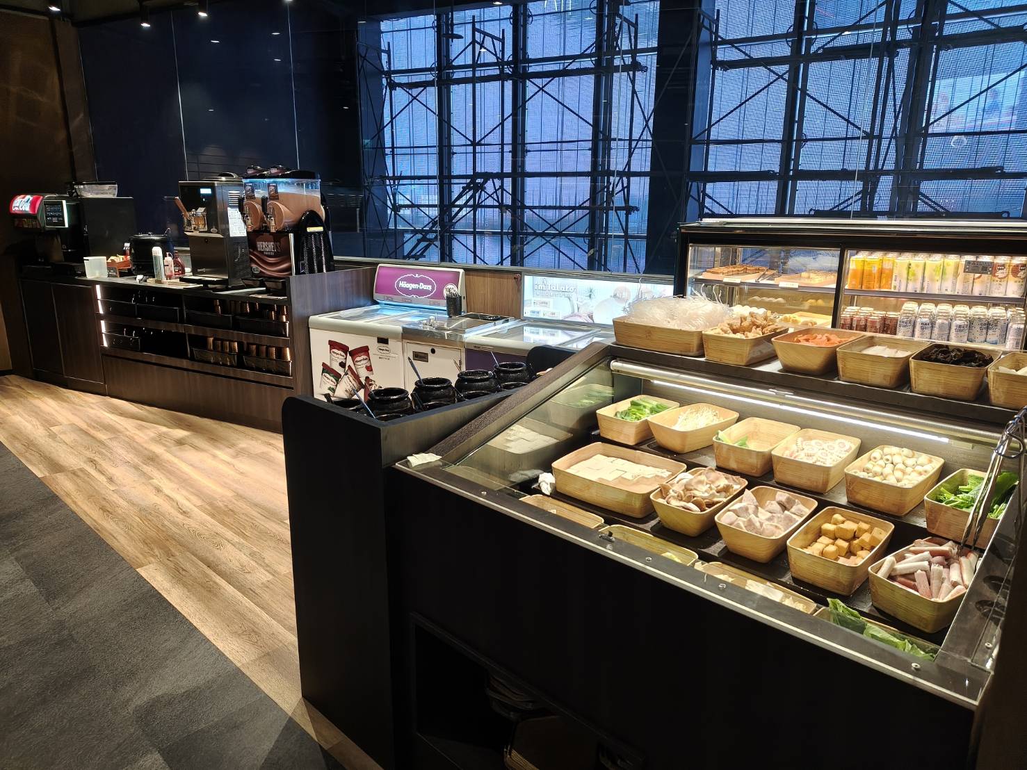 台北信義區美食|六松今苑-壽喜燒/鍋物 食べ放題。不止讓你肉品吃到飽、蔬菜、飲料、冰淇淋、生甜甜圈、各式酒類都讓你吃到飽!