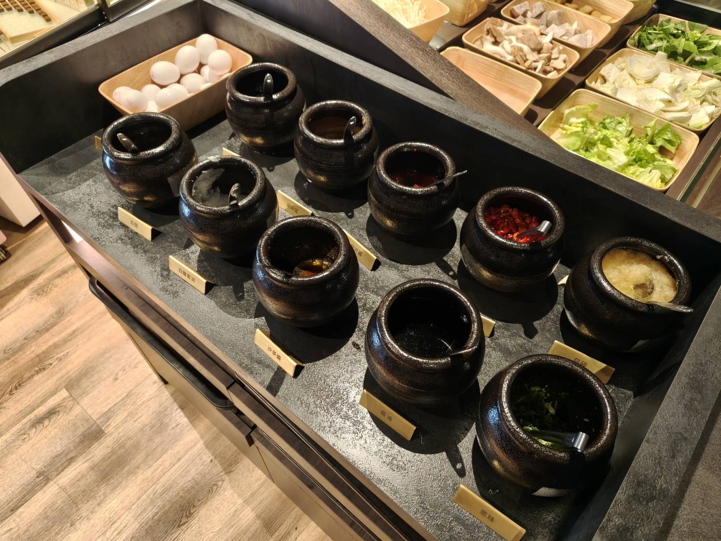 台北信義區美食|六松今苑-壽喜燒/鍋物 食べ放題。不止讓你肉品吃到飽、蔬菜、飲料、冰淇淋、生甜甜圈、各式酒類都讓你吃到飽!