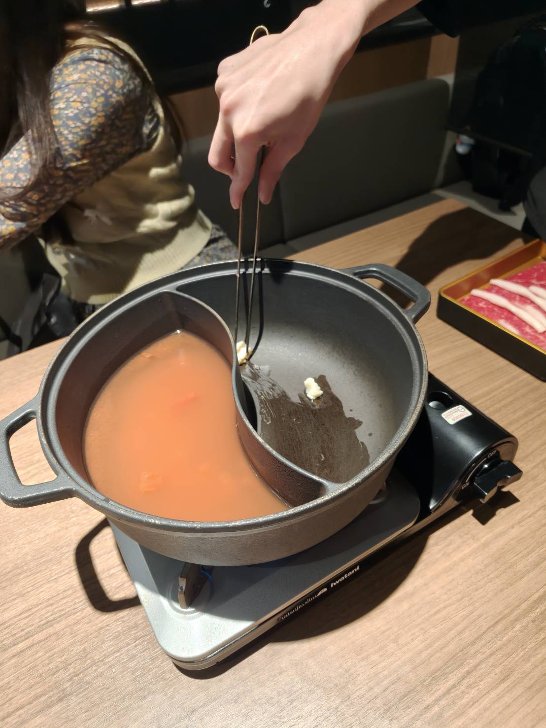 台北信義區美食|六松今苑-壽喜燒/鍋物 食べ放題。不止讓你肉品吃到飽、蔬菜、飲料、冰淇淋、生甜甜圈、各式酒類都讓你吃到飽!