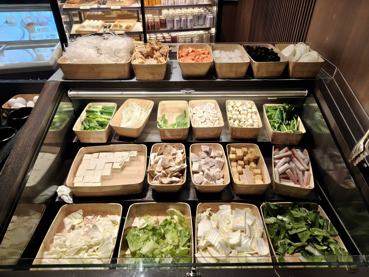 台北信義區美食|六松今苑-壽喜燒/鍋物 食べ放題。不止讓你肉品吃到飽、蔬菜、飲料、冰淇淋、生甜甜圈、各式酒類都讓你吃到飽!