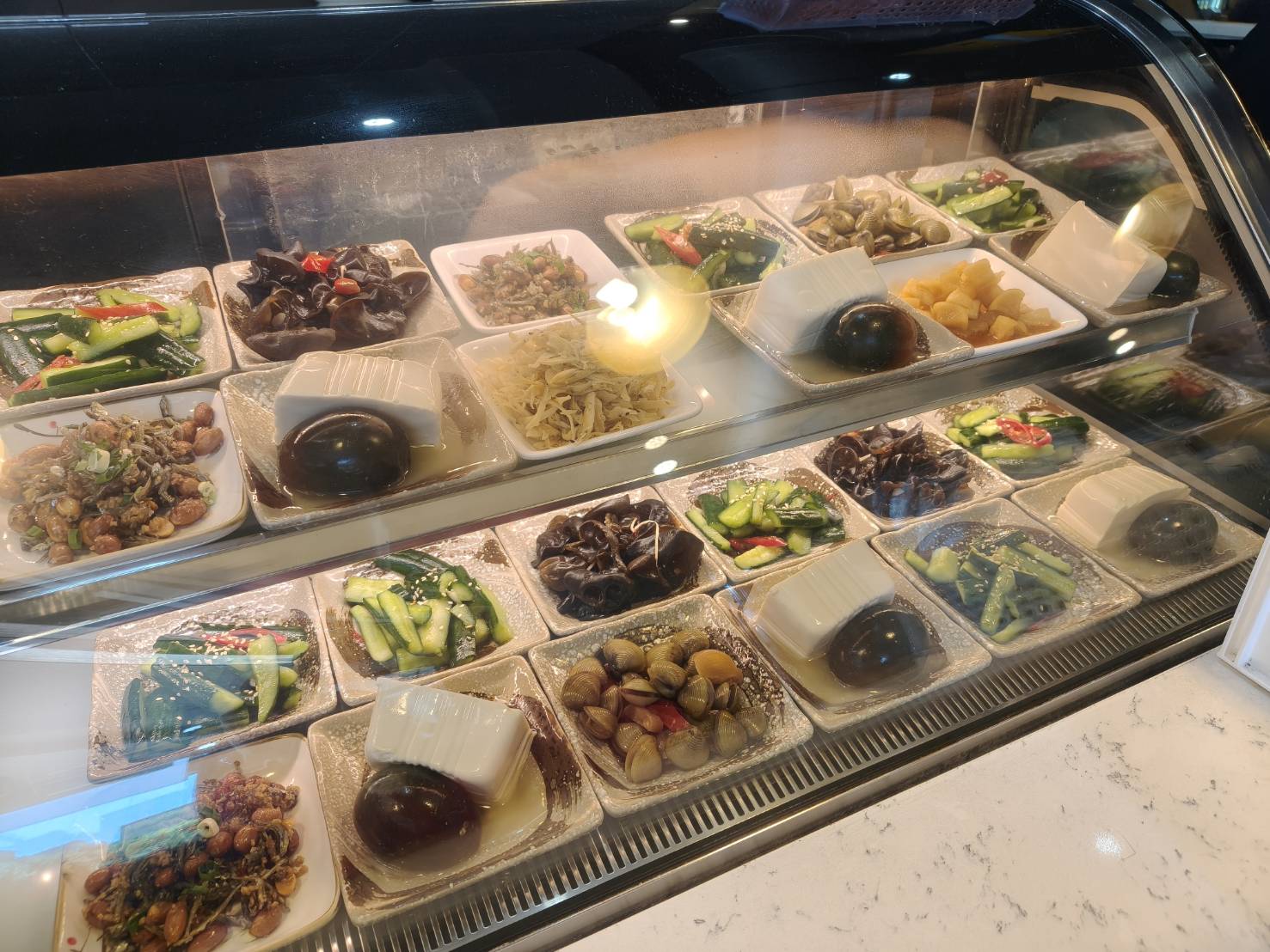 晴光市場、雙城街美食|阿萬鵝肉。首次嚐鮮必吃鹹水鵝肉、米血糕!內含菜單