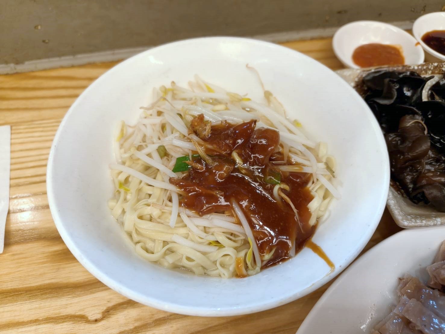 晴光市場、雙城街美食|阿萬鵝肉。首次嚐鮮必吃鹹水鵝肉、米血糕!內含菜單