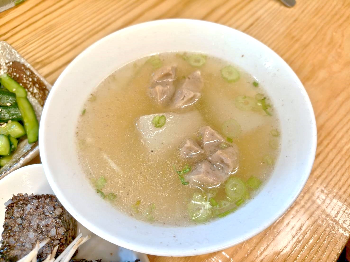 晴光市場、雙城街美食|阿萬鵝肉。首次嚐鮮必吃鹹水鵝肉、米血糕!內含菜單