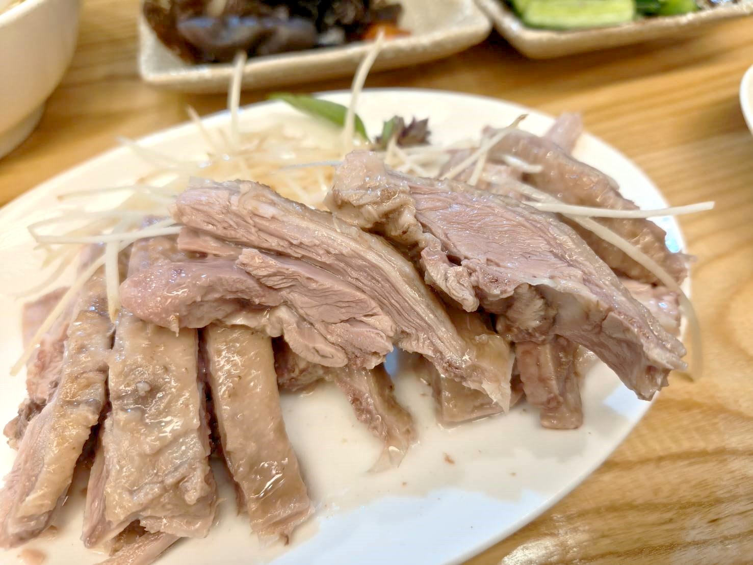 晴光市場、雙城街美食|阿萬鵝肉。首次嚐鮮必吃鹹水鵝肉、米血糕!內含菜單