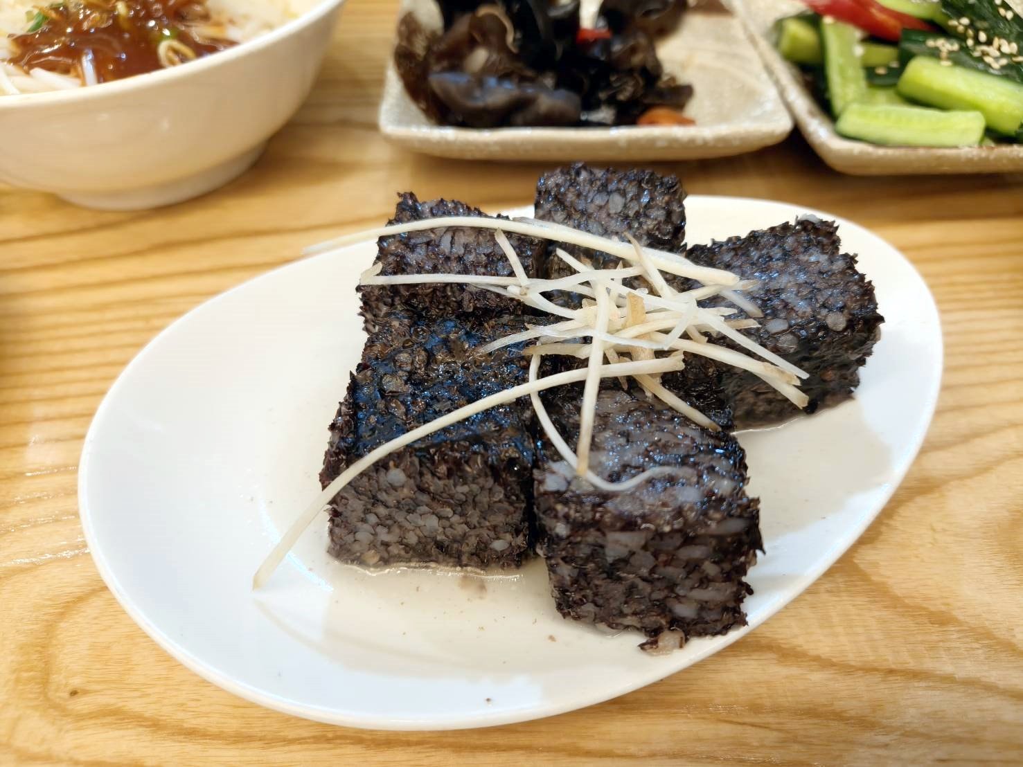 晴光市場、雙城街美食|阿萬鵝肉。首次嚐鮮必吃鹹水鵝肉、米血糕!內含菜單
