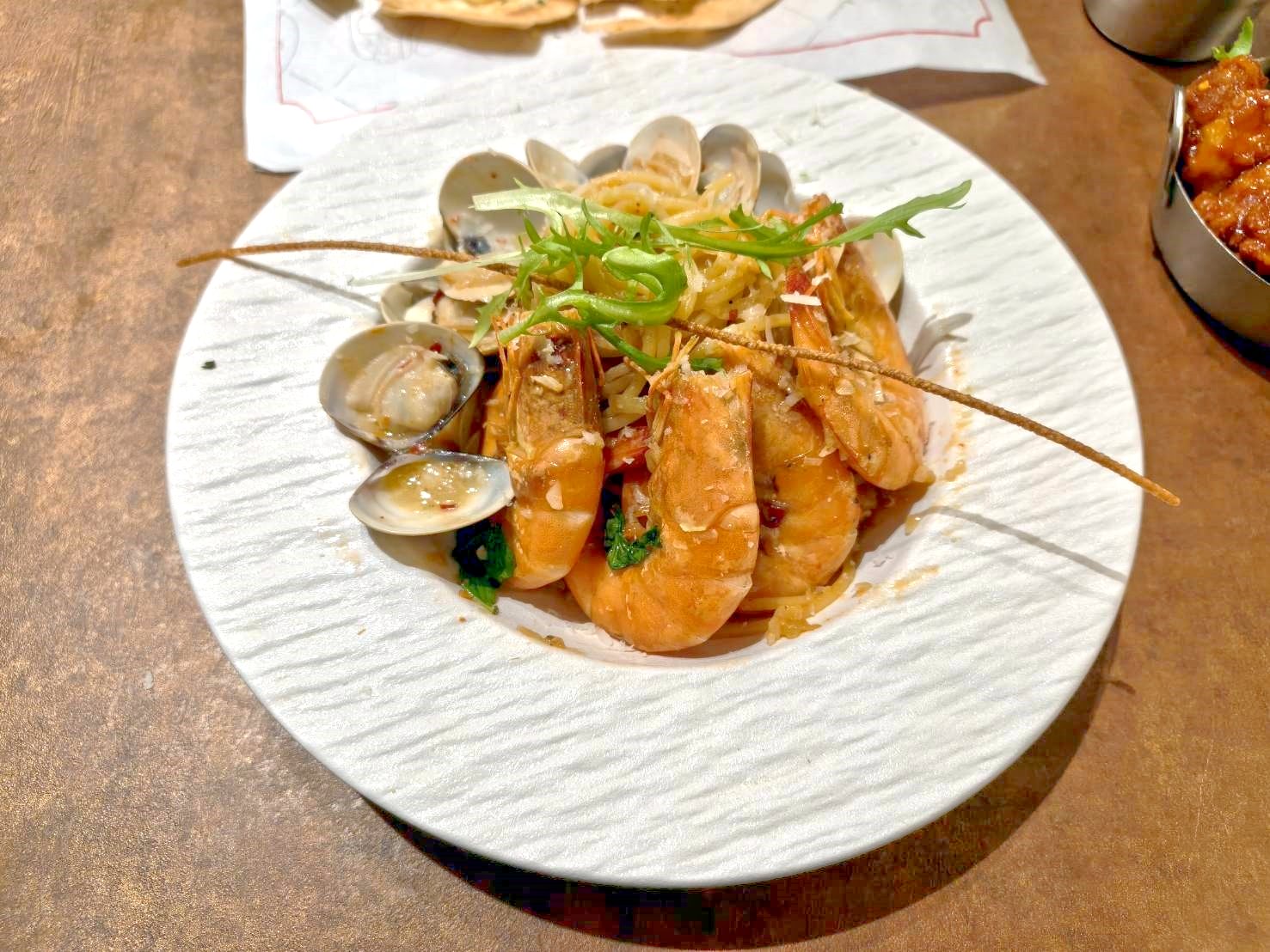 林口美食|Eat enjoy 美式廚房。蒜味辣椒羅勒海鮮義大利麵很夠味、薄片披薩最推薦!