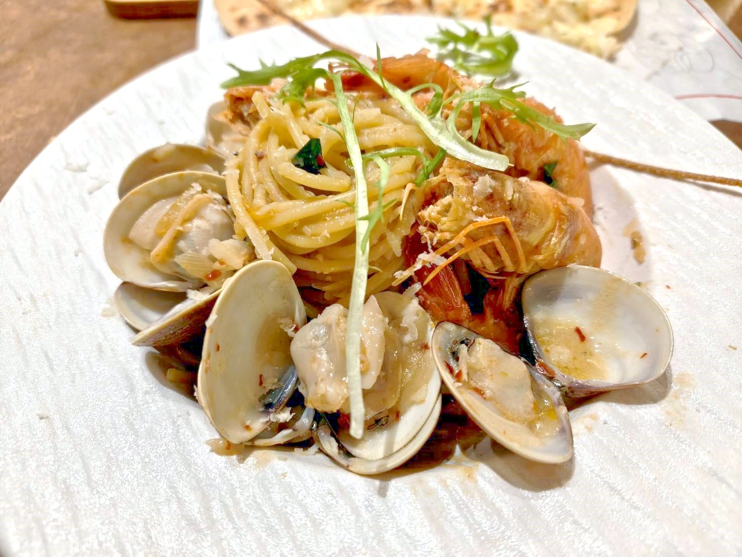 林口美食|Eat enjoy 美式廚房。蒜味辣椒羅勒海鮮義大利麵很夠味、薄片披薩最推薦!