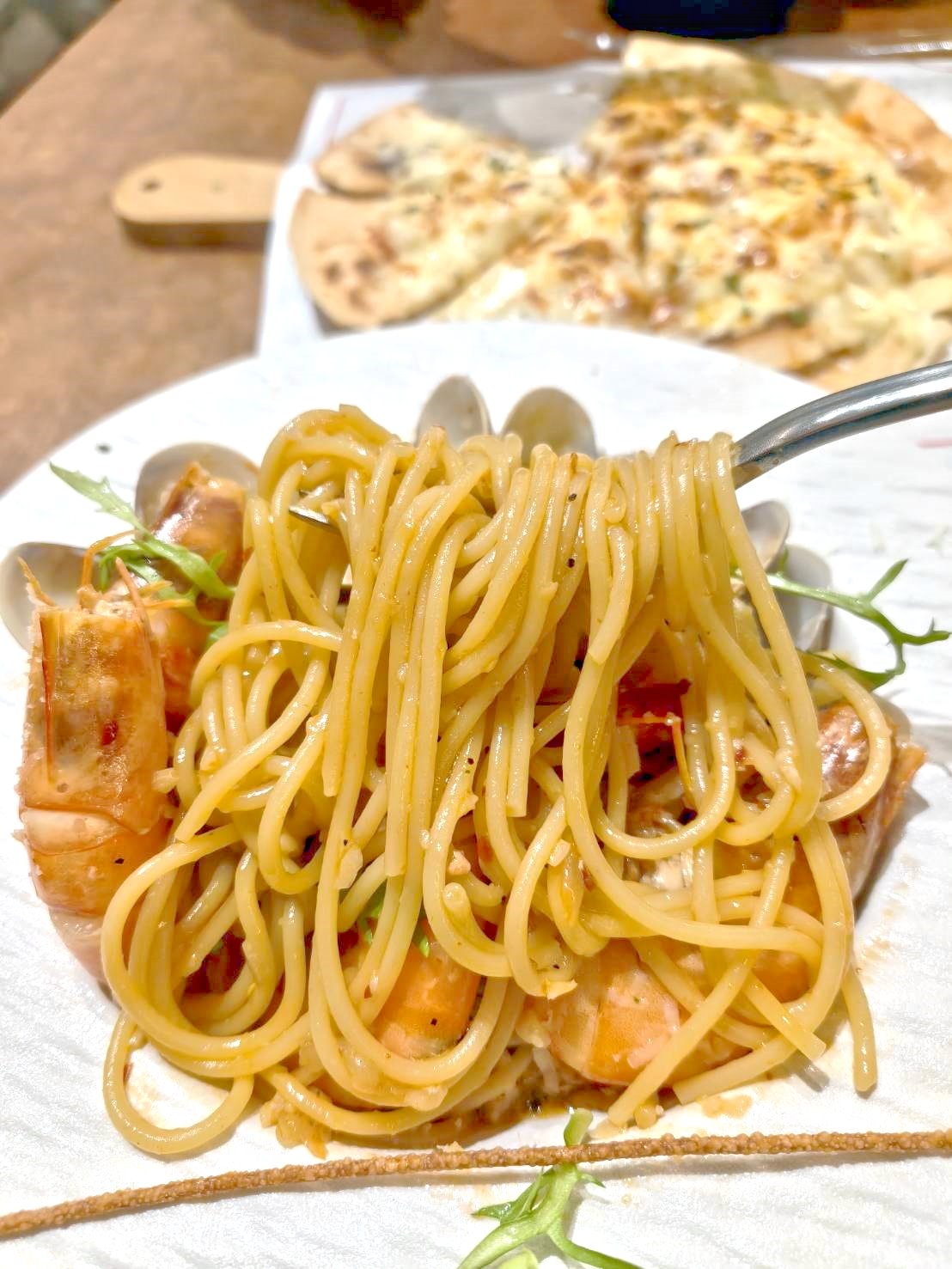 林口美食|Eat enjoy 美式廚房。蒜味辣椒羅勒海鮮義大利麵很夠味、薄片披薩最推薦!