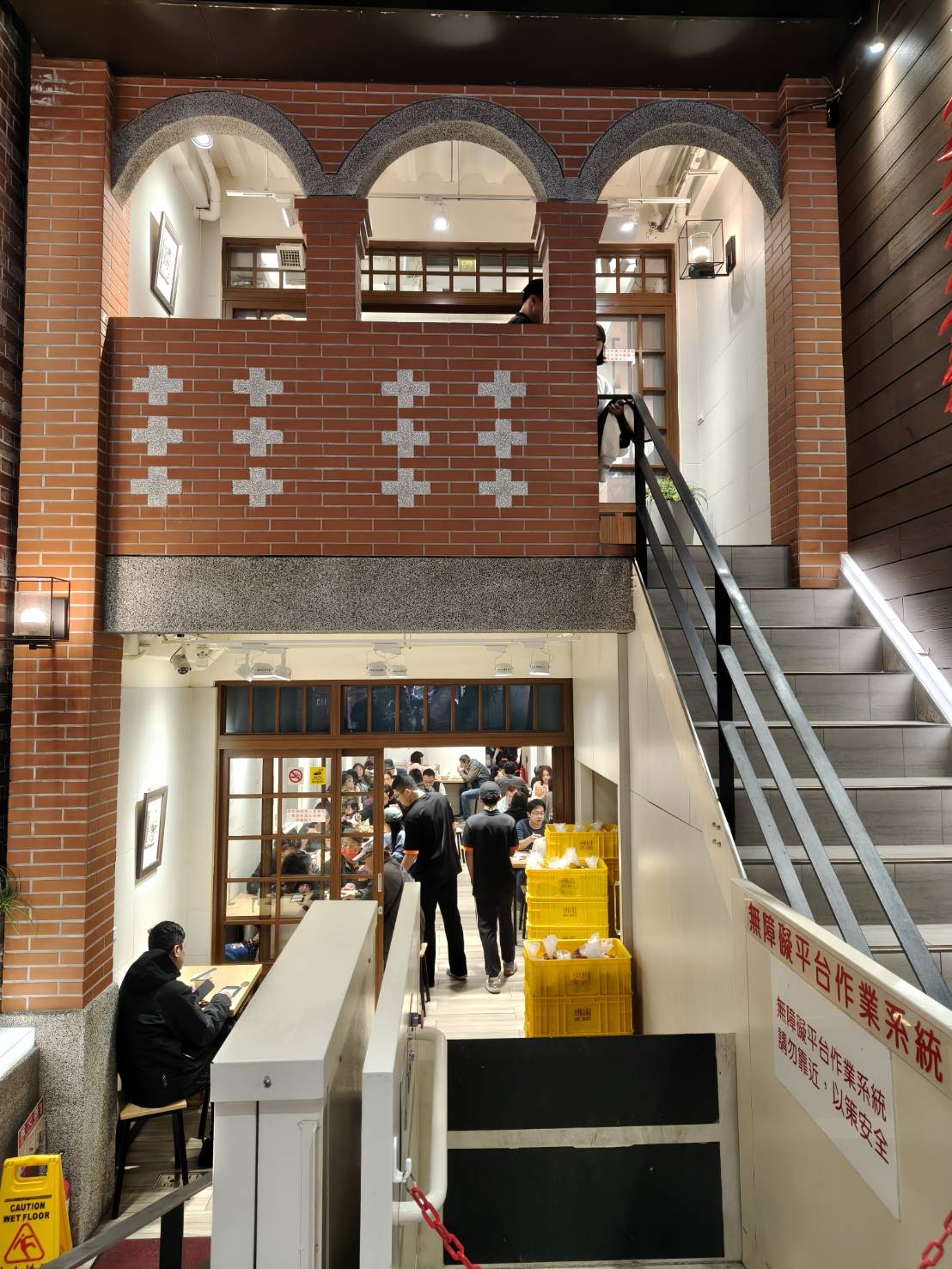 深坑老街美食|王水成老店水成館-必吃店。牛腩鴨血超下飯!蒜香臭豆腐好入味~