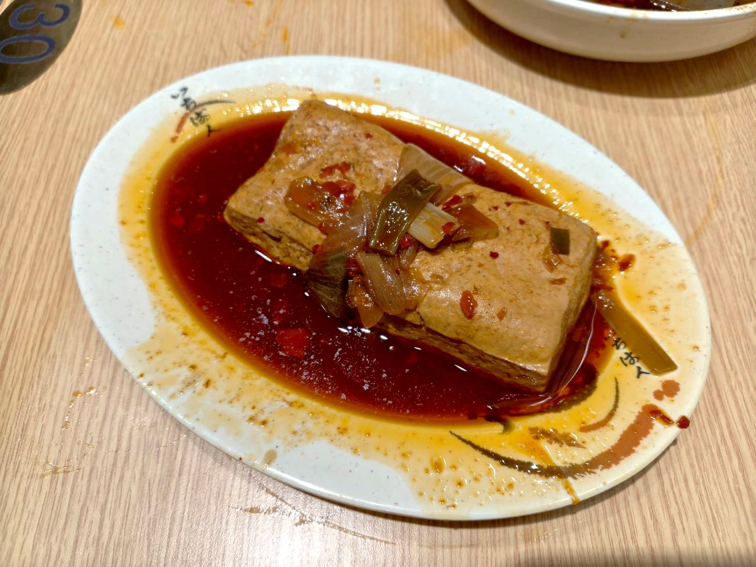 深坑老街美食|王水成老店水成館-必吃店。牛腩鴨血超下飯!蒜香臭豆腐好入味~