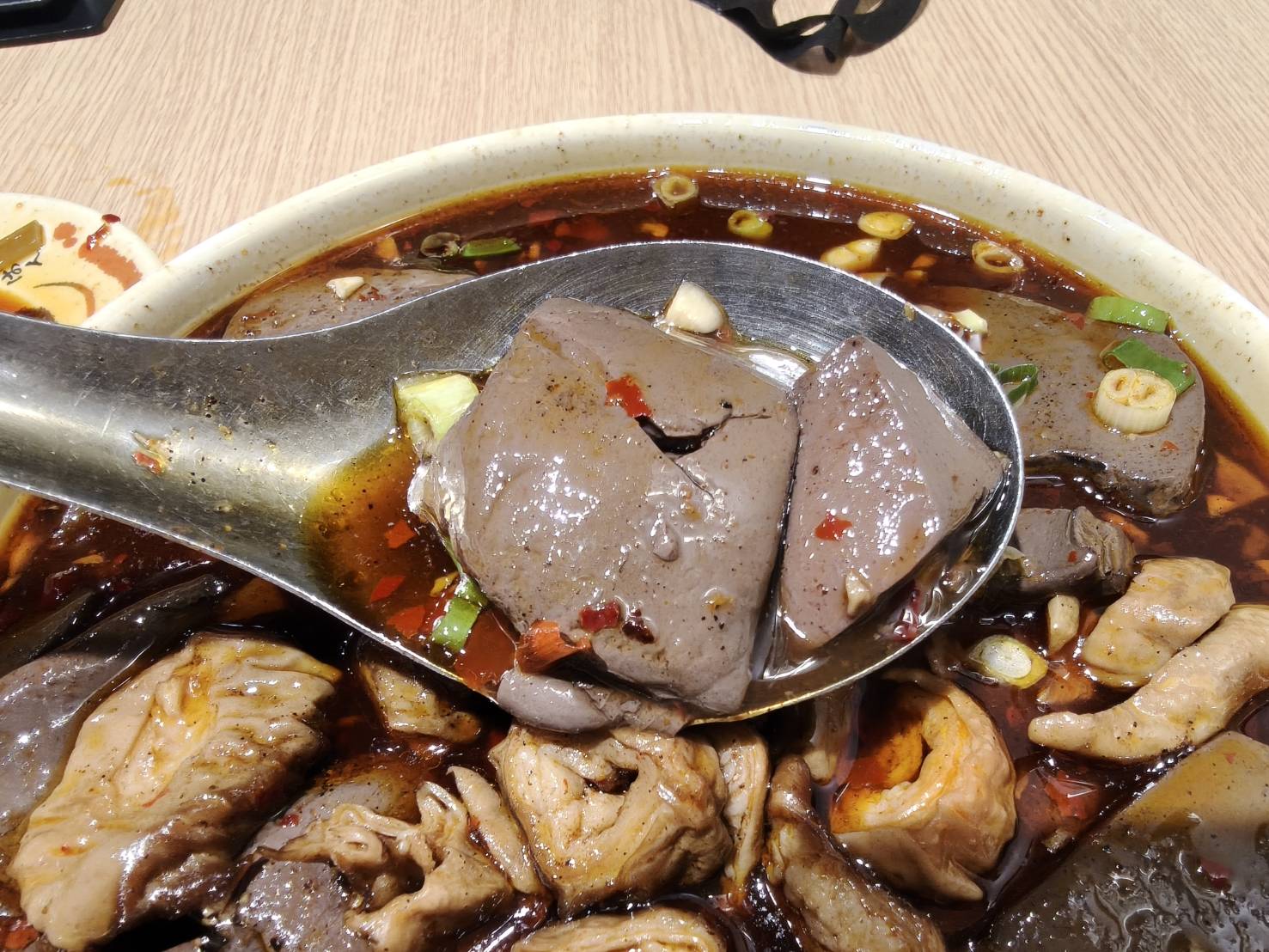 深坑老街美食|王水成老店水成館-必吃店。牛腩鴨血超下飯!蒜香臭豆腐好入味~
